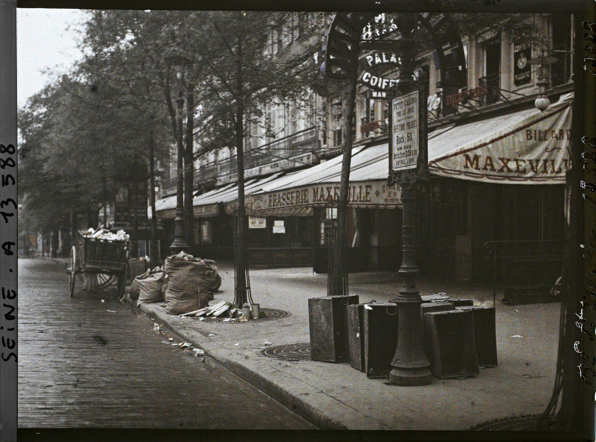 Image représentant Le boulevard Montmartre, au niveau du numéro 14