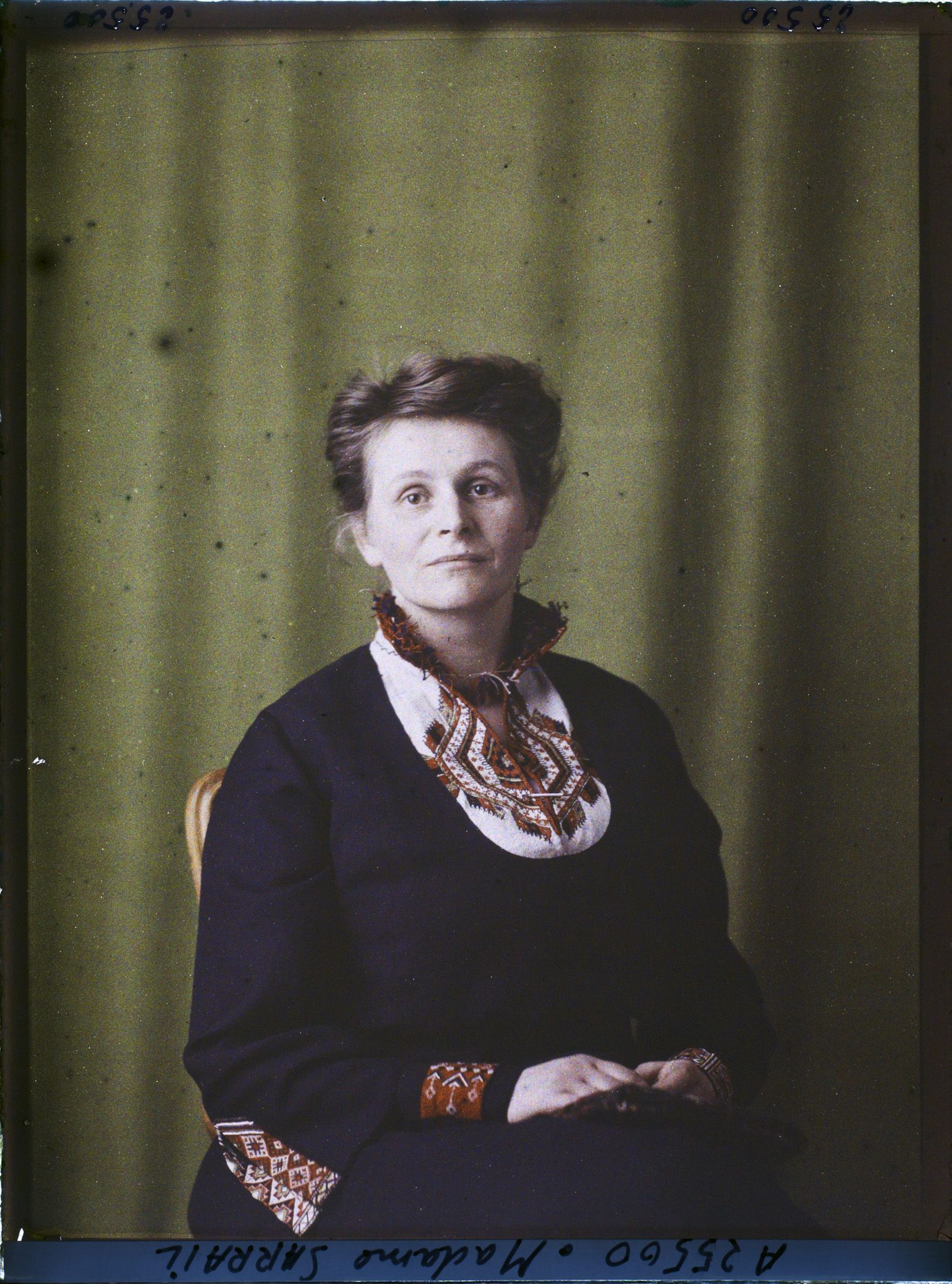 Image représentant https://musee-albert-kahn.s-museum.fr/home/NWQ2OTAwYzNmYjZlZTk1ZWQwODJmMjY4L2dlbmVyaWMtbm90aWNlLXRhYi9hdXRob3JpdHkvNjE3YTc5ZjVjZjhiODk2OGIzMzM3ZDIx/5d6900c3fb6ee95ed082f268/generic-notice-tab/authority/617a79ebcf8b8968b333773b Madame Maurice Sarrail