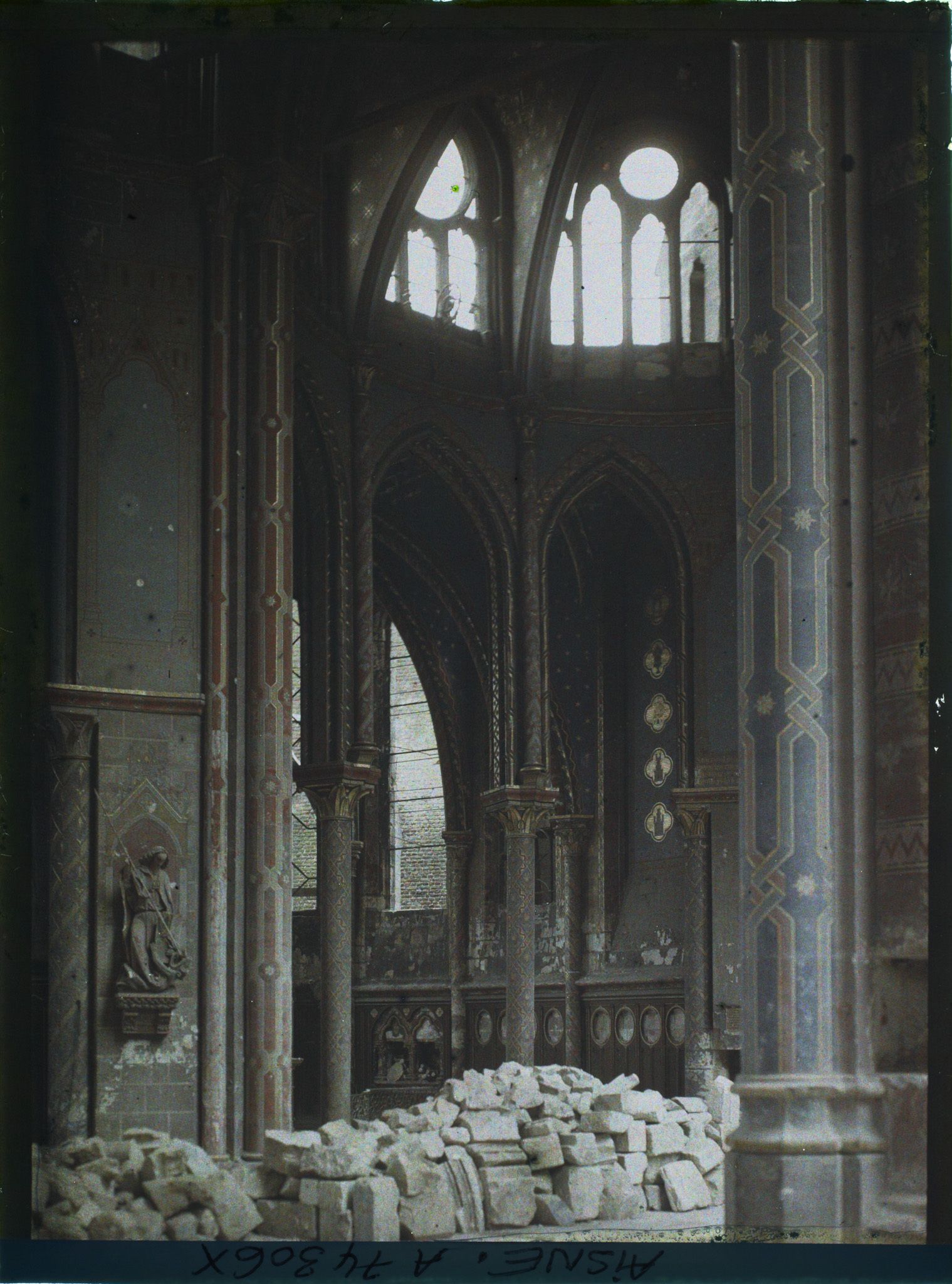 Image représentant La basilique de Saint-Quentin, vue d'une partie du chœur complètement dévasté