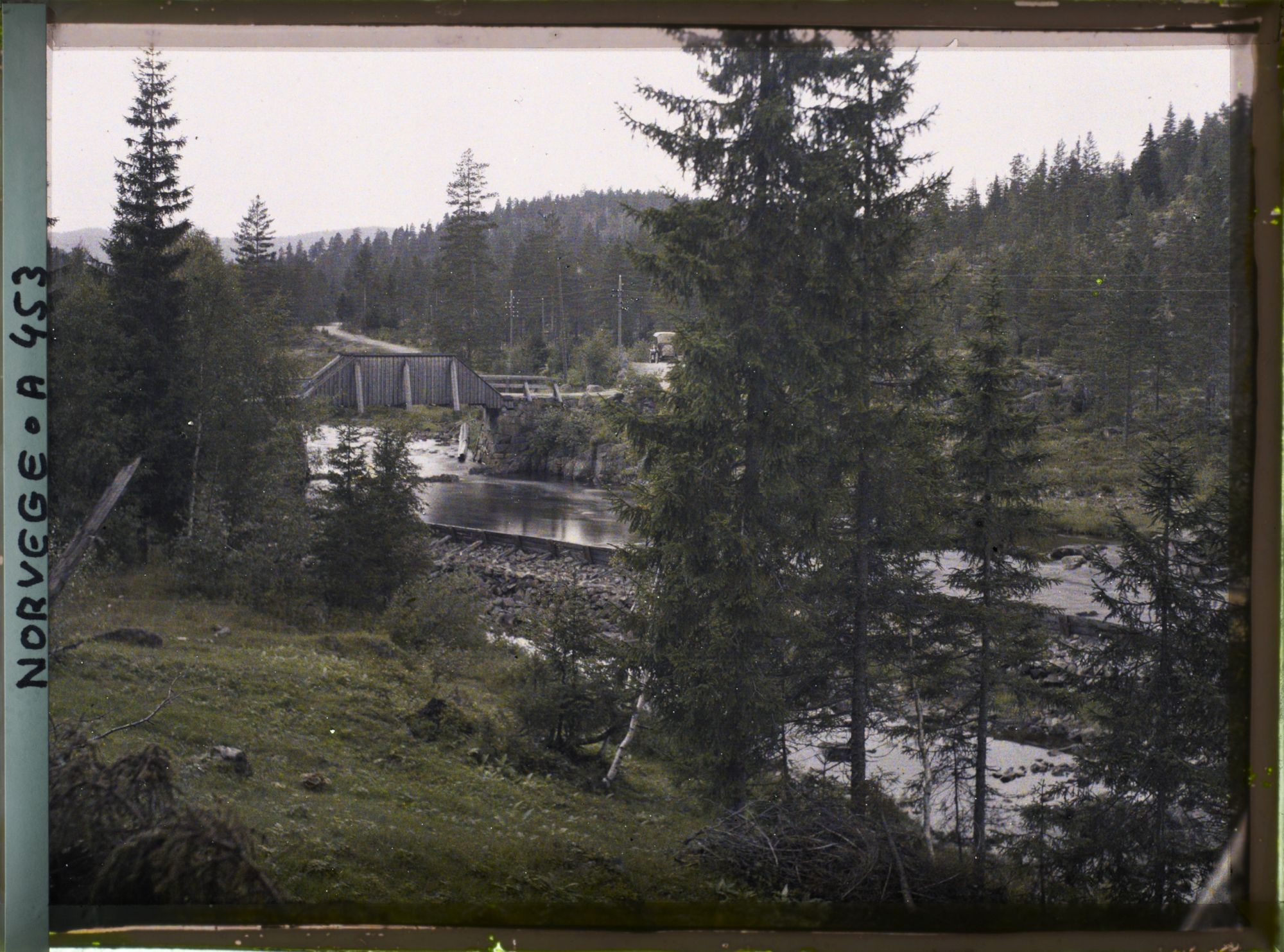Image représentant Cours d'eau et pont sur la route
