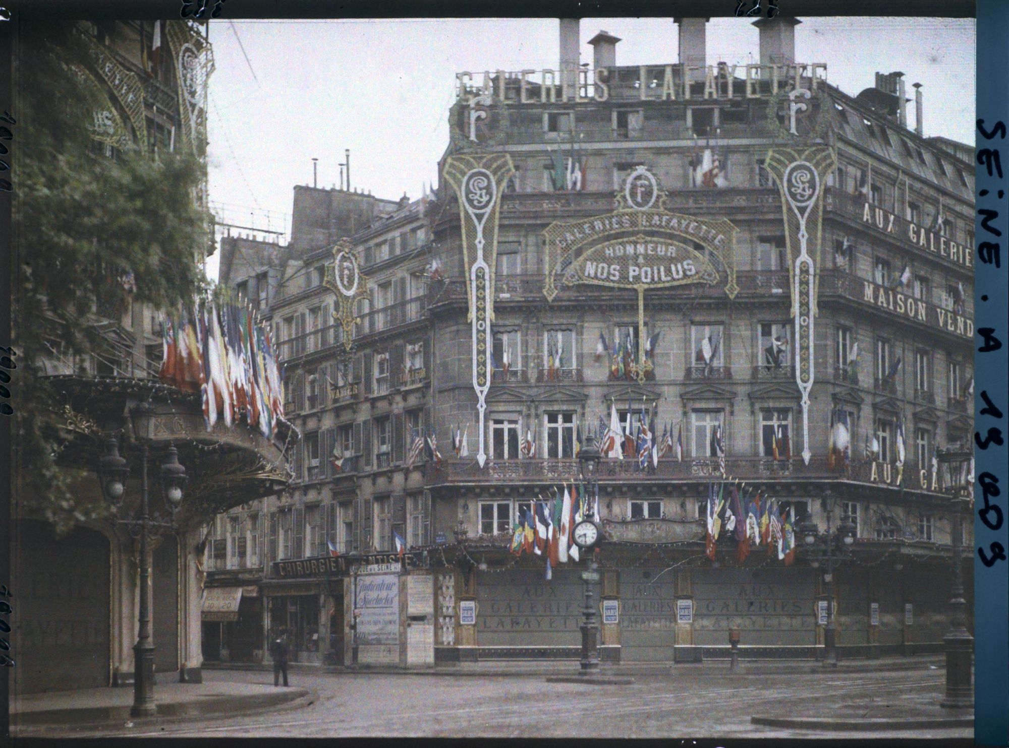 Image représentant Décorations en l'honneur des Poilus aux Galeries Lafayette, à l'angle du boulevard Haussmann et de la rue de la Chaussée-d'Antin