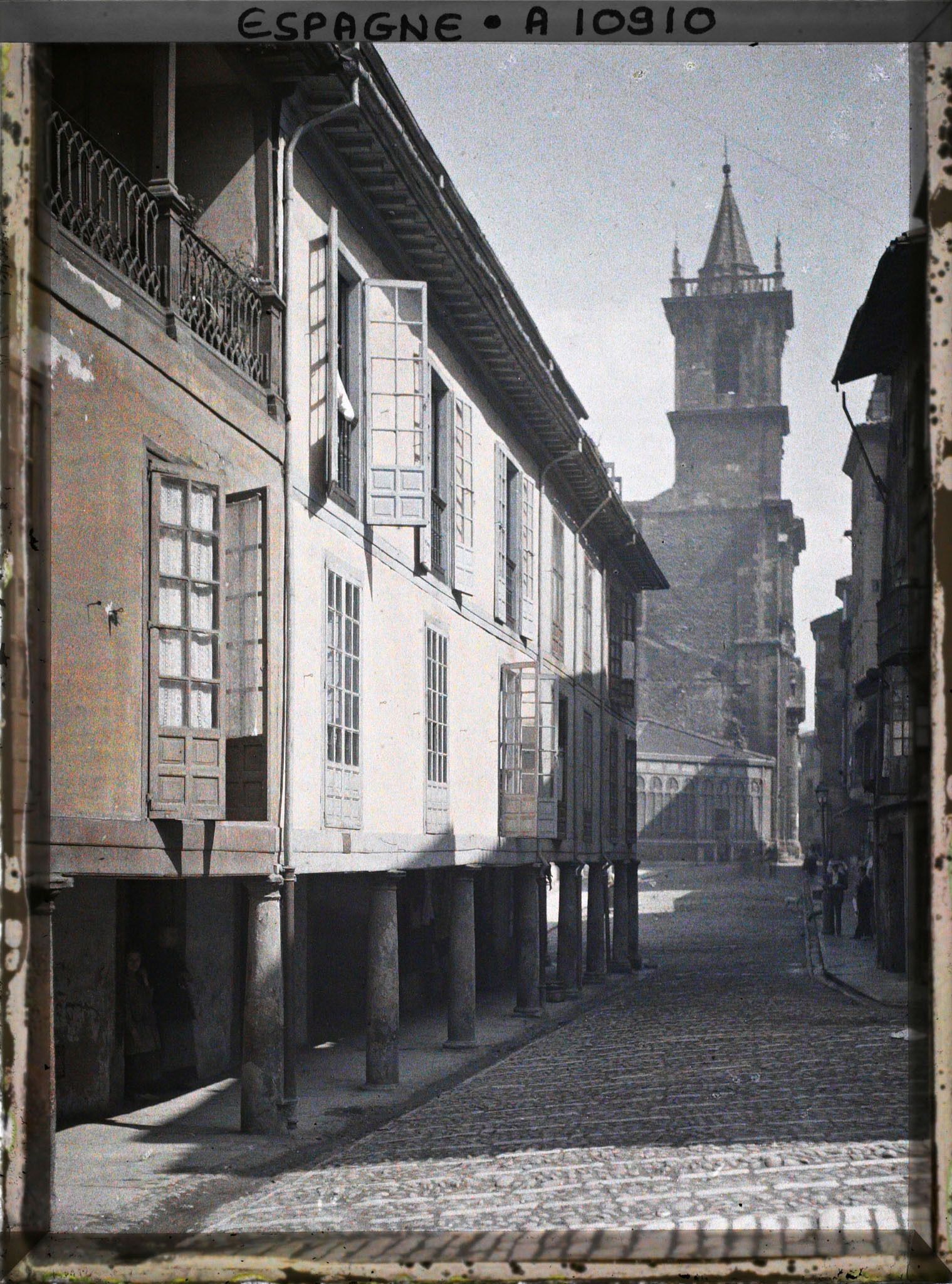 Image représentant Espagne, Oviedo, La Calle del Fierro, et, dans le fond, la tour de S. Isodoro.