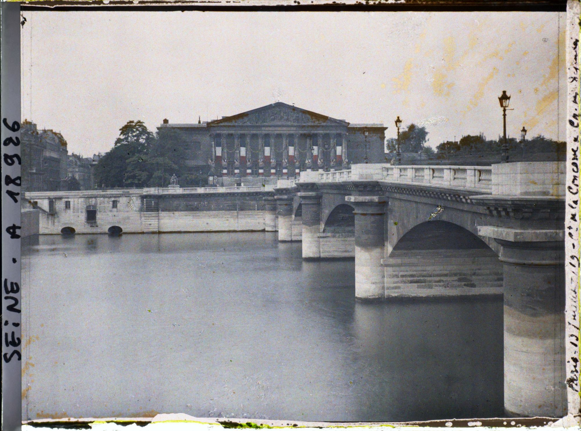 Image représentant Le pont de la Concorde et le Palais Bourbon, actuelle Assemblée nationale, décoré pour les fêtes de la Victoire des 13 et 14 juillet 1919