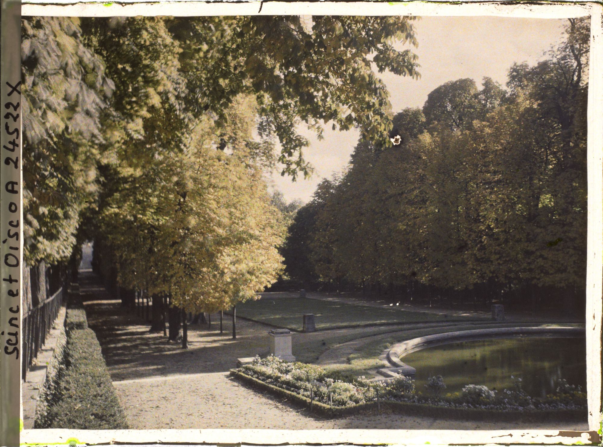 Image représentant Dans le petit parc, le bassin des Trois Bouillons