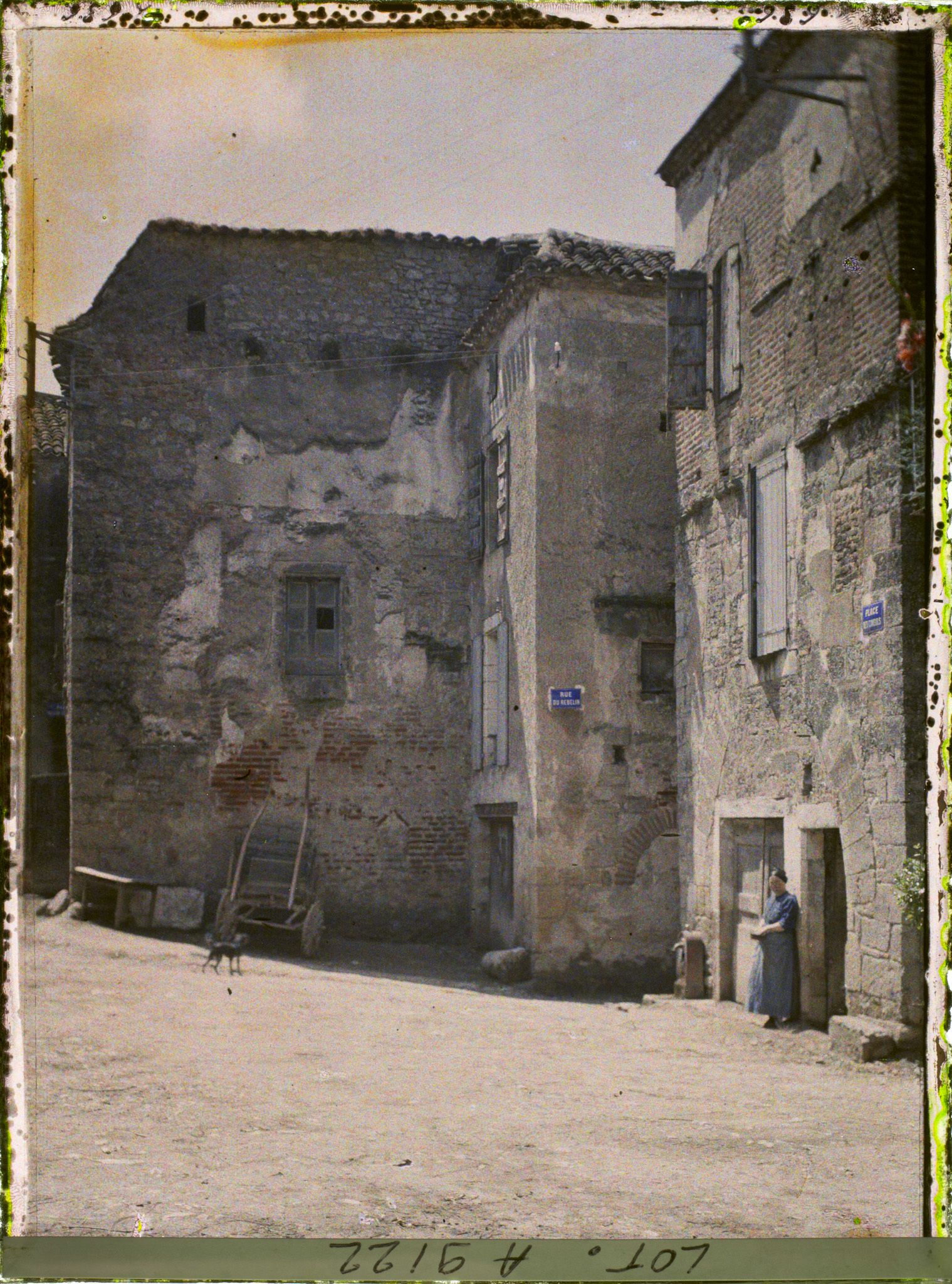 Image représentant France, Luzech, La maison pierres et briques de la place des Consuls (la gde place de la ville !)