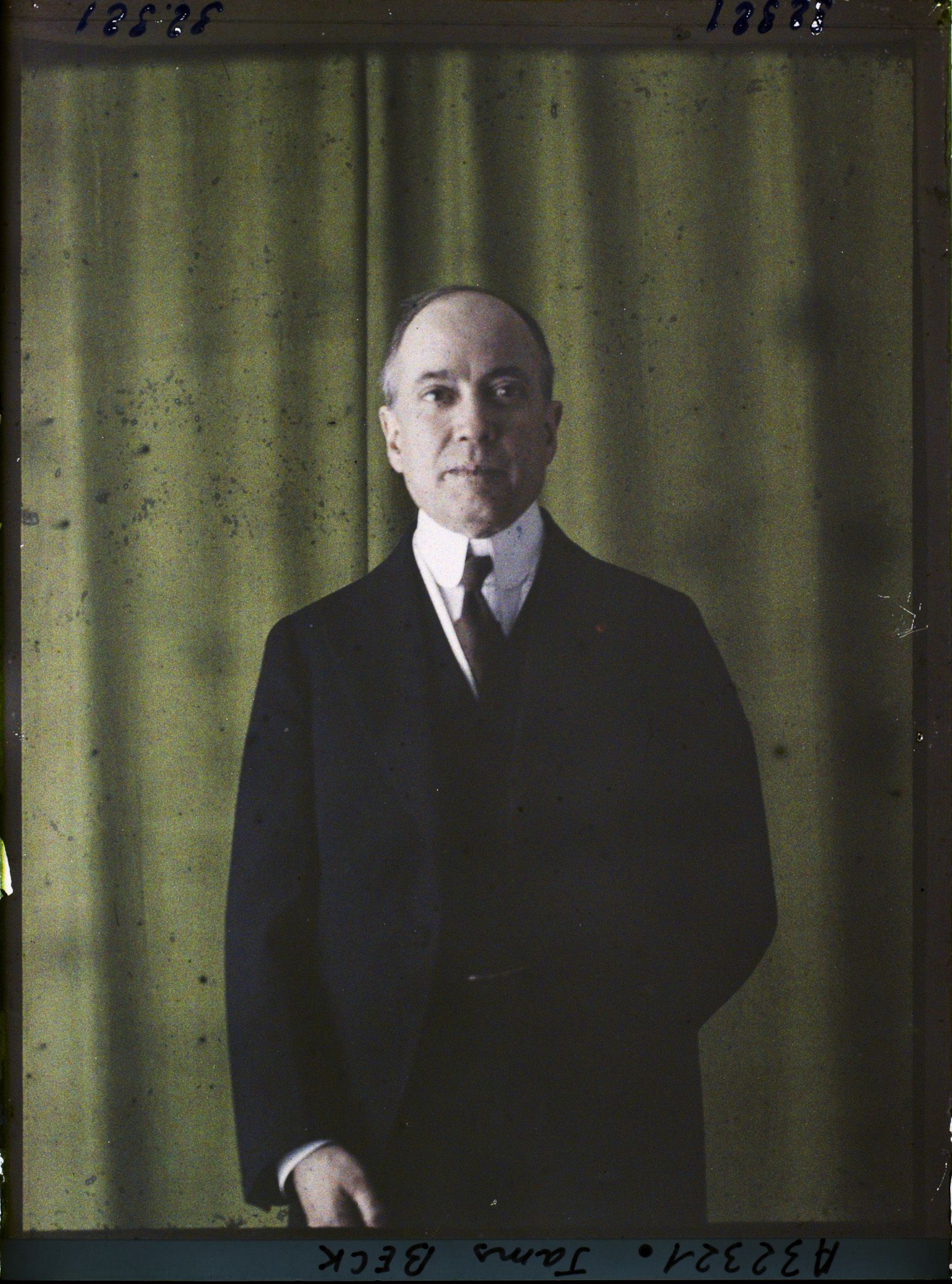 Image représentant Monsieur  https://musee-albert-kahn.s-museum.fr/home/NWQ2OTAwYzNmYjZlZTk1ZWQwODJmMjY4L2dlbmVyaWMtbm90aWNlLXRhYi9hdXRob3JpdHkvNjE3YTc5ZjVjZjhiODk2OGIzMzM3ZDIx/5d6900c3fb6ee95ed082f268/generic-notice-tab/authority/617a79ebcf8b8968b333680e James Beck