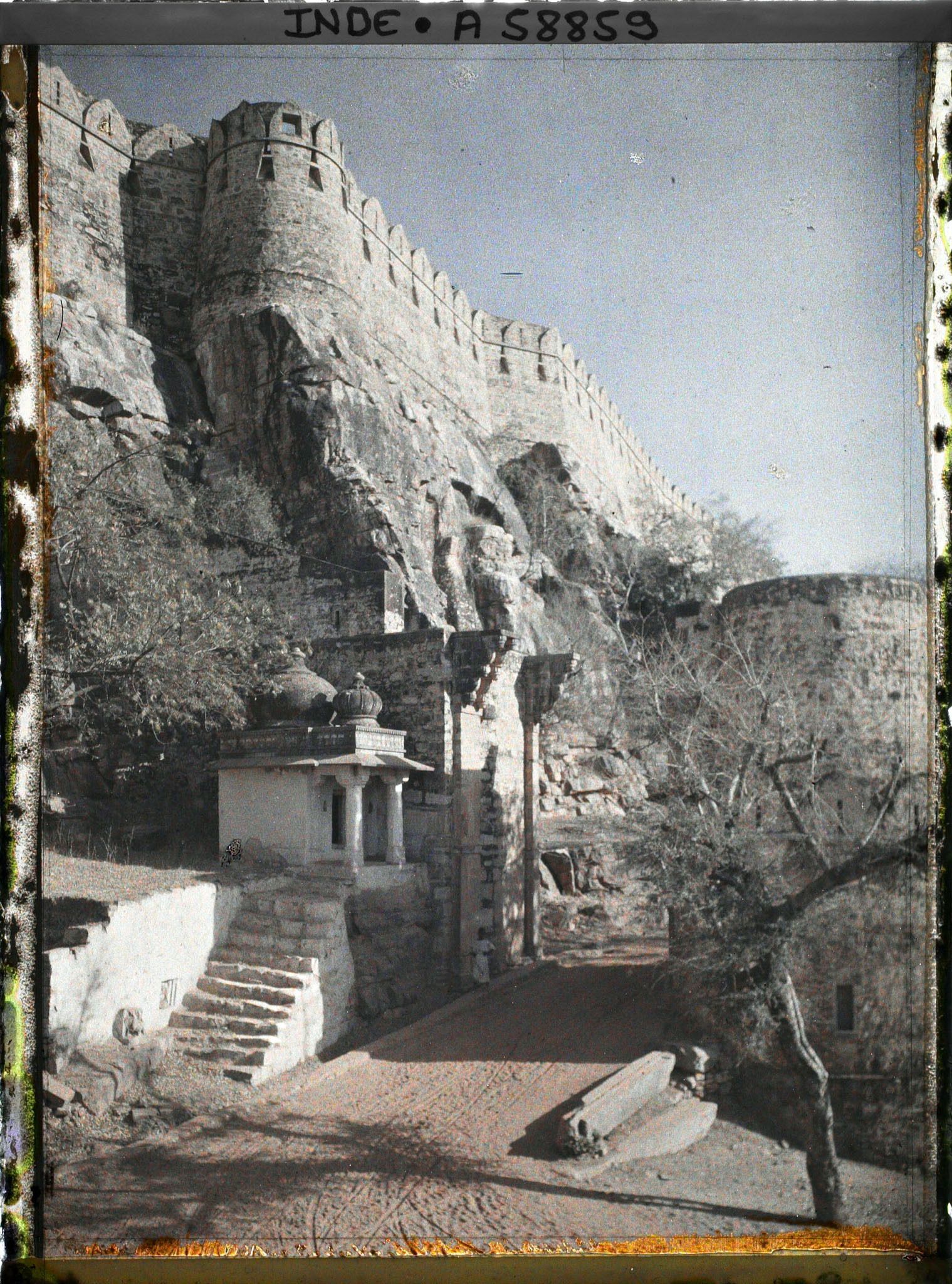 Image représentant Les remparts et l'une des sept portes fortifiées de la forteresse de Chitorgarh