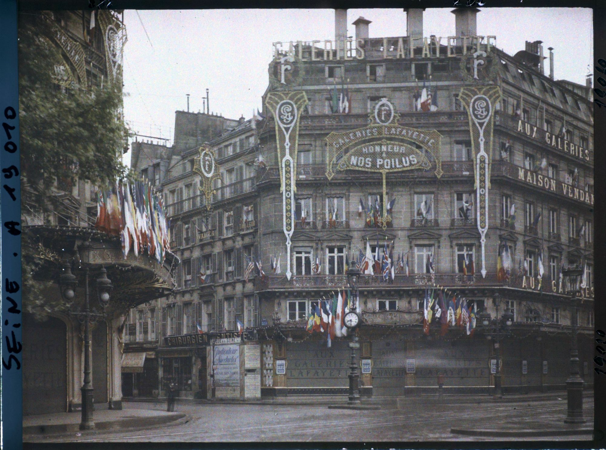 Image représentant Décorations en l'honneur des Poilus aux Galeries Lafayette, à l'angle du boulevard Haussmann et de la rue de la Chaussée-d'Antin