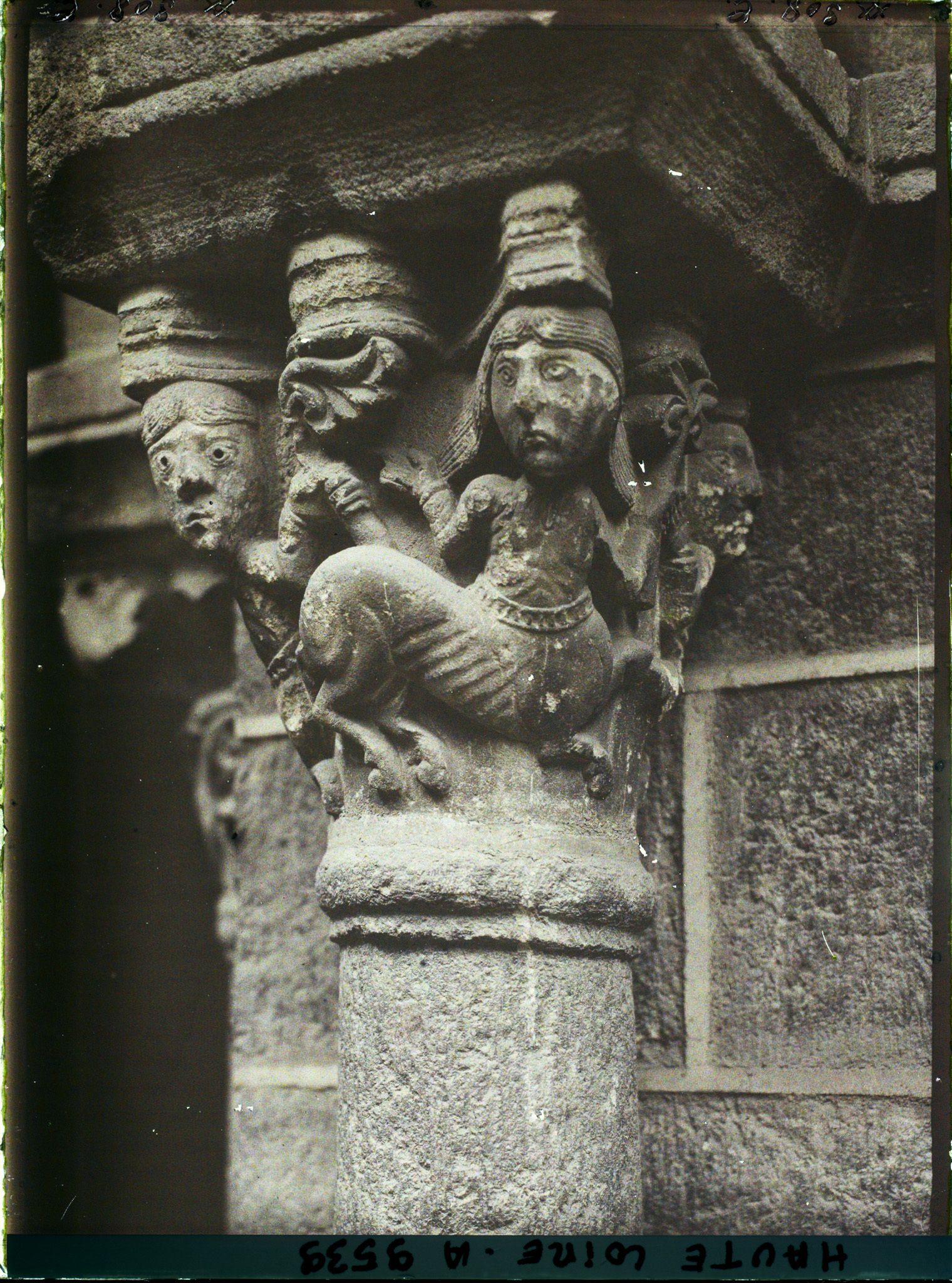 Image représentant Détail d'un chapiteau du cloître de Notre-Dame-de-l'Annonciation