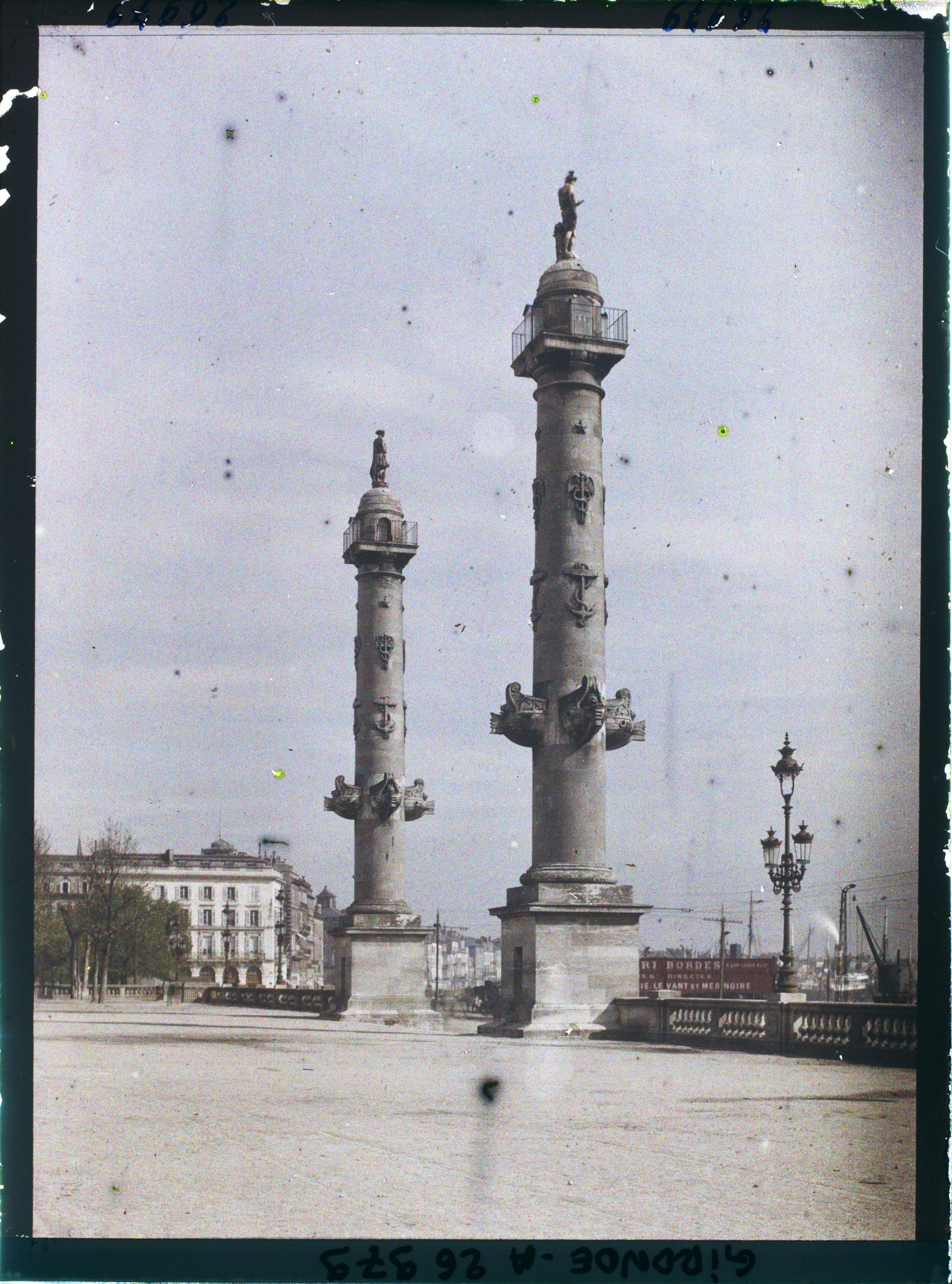 Image représentant Les deux colonnes rostrales, place des Quinconces