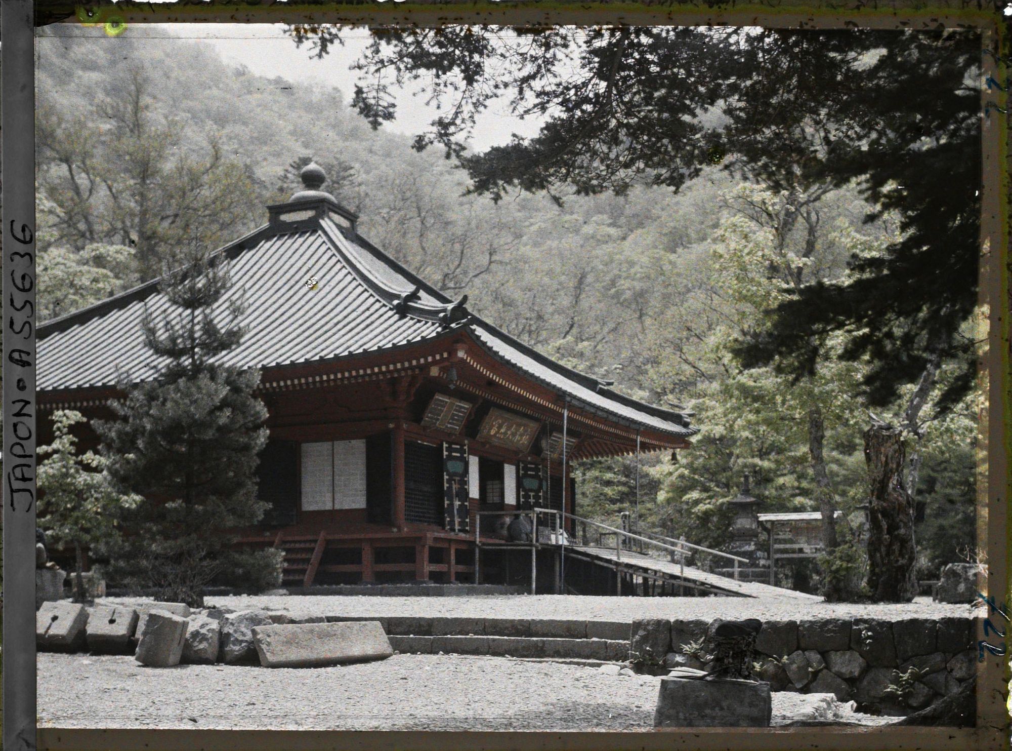 Image représentant Temple Chuzenji ou Tachiki Kannon, sur la rive orientale du lac Chuzenji