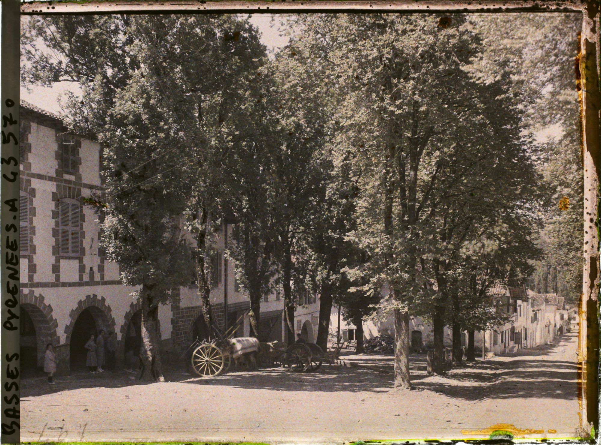 Image représentant France, La Bastide - Clairence, Ensemble de la place