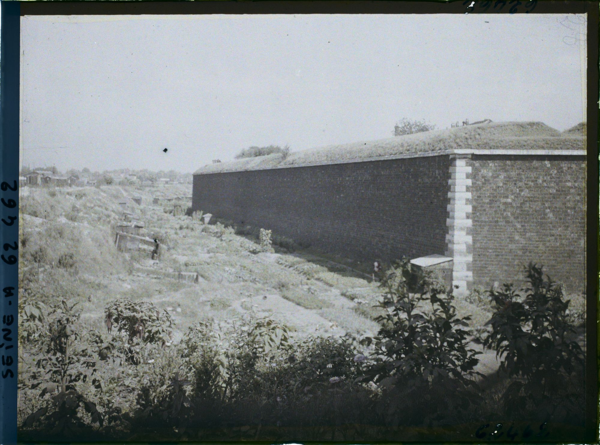 Image représentant Les jardins ouvriers dans les fossés des fortifications porte de la Chapelle