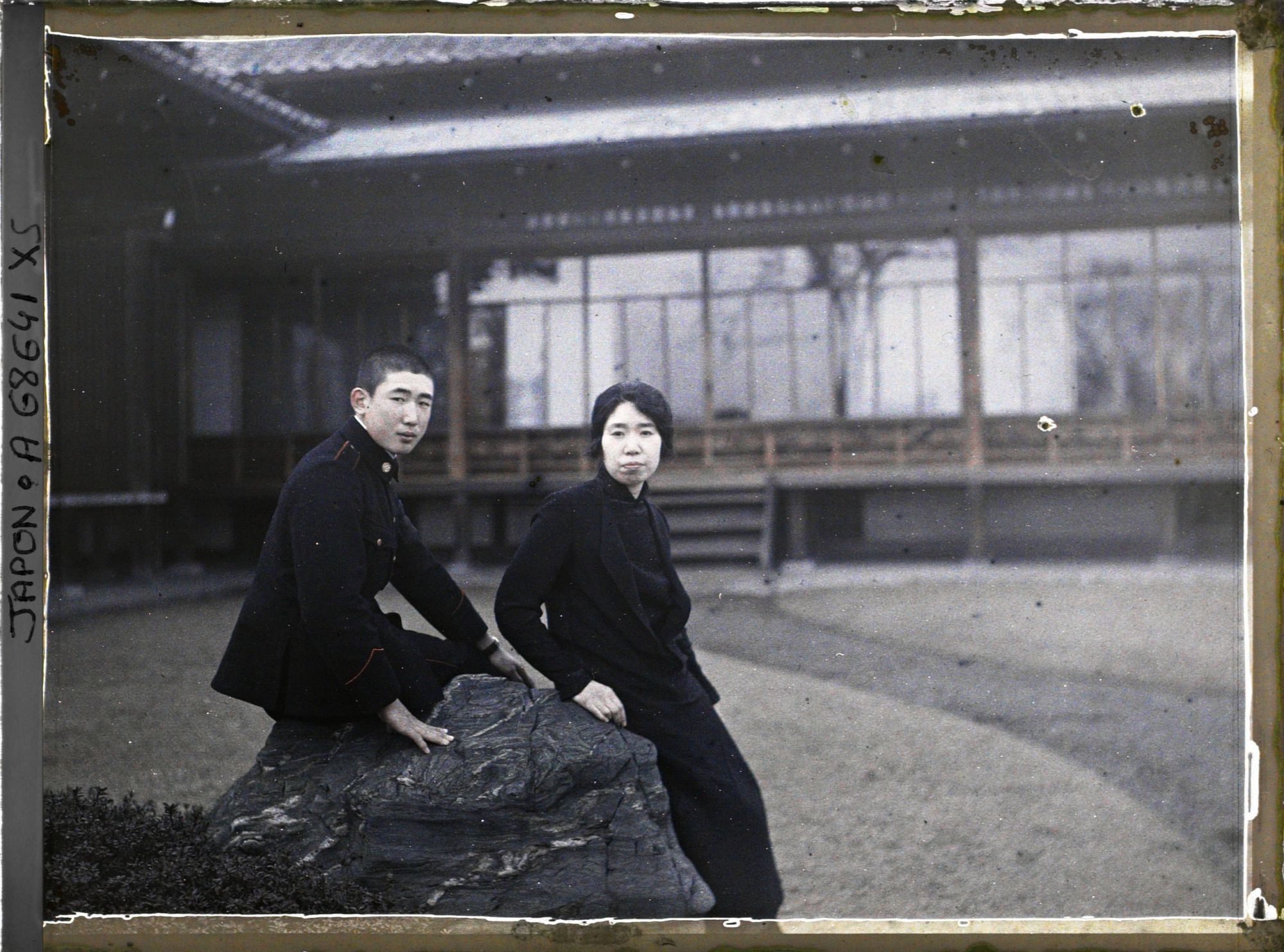 Image représentant Résidence de la famille Kitashirakawa : la princesse Kitashirakawa (Fusako) et son fils, le prince Kitashirakawa (Nagahisa), portant le deuil de l'empereur Yoshihito, décédé le 25 décembre 1926