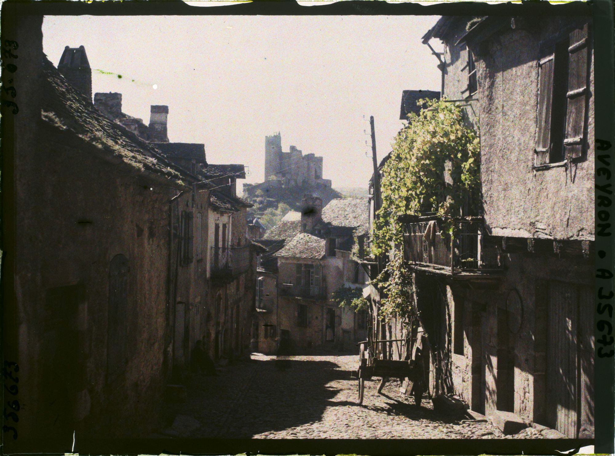 Image représentant La rue du Barriou, la forteresse au second plan