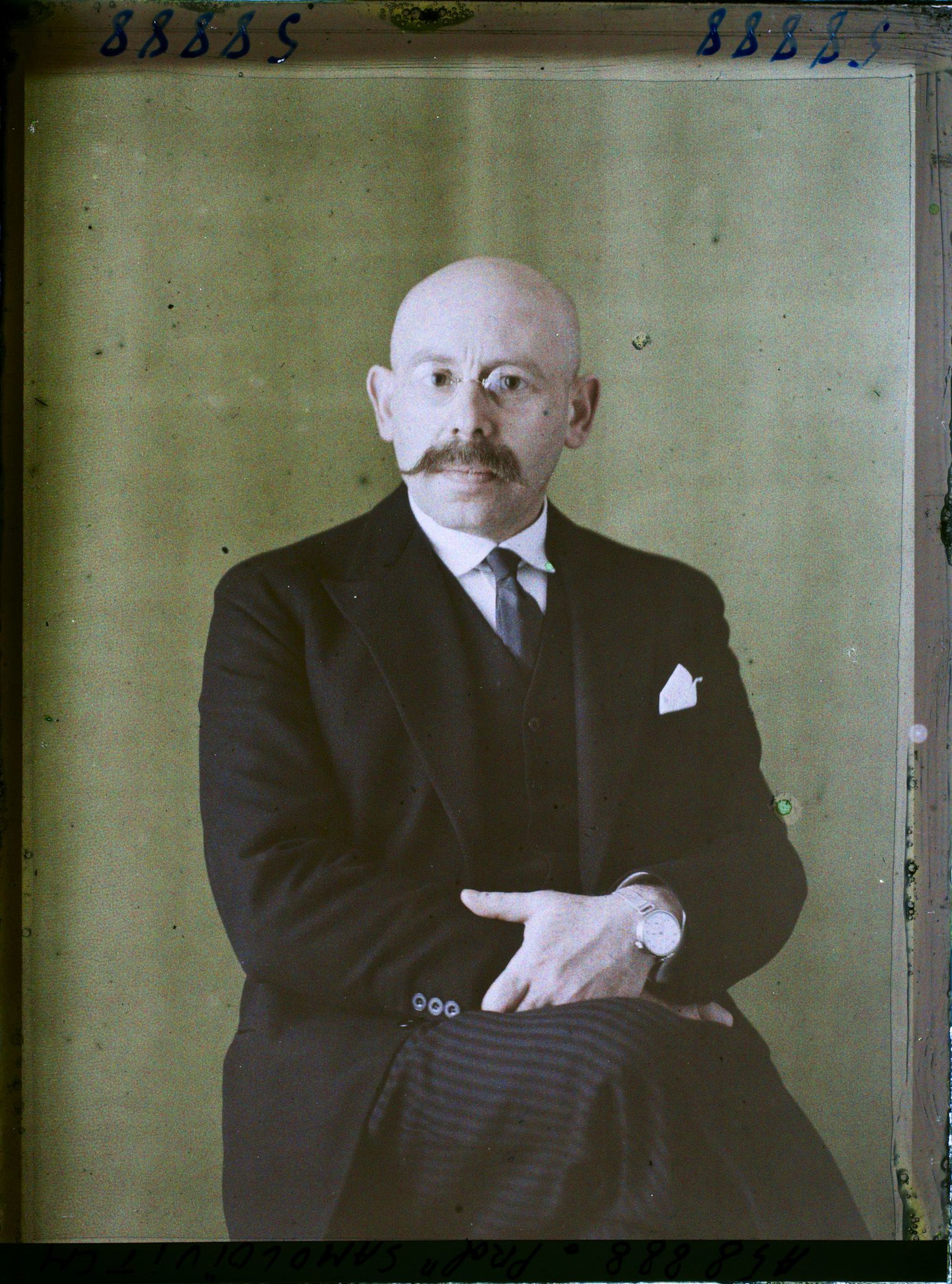 Image représentant https://musee-albert-kahn.s-museum.fr/home/NWQ2OTAwYzNmYjZlZTk1ZWQwODJmMjY4L2dlbmVyaWMtbm90aWNlLXRhYi9hdXRob3JpdHkvNjE3YTc5ZjVjZjhiODk2OGIzMzM3ZDIx/5d6900c3fb6ee95ed082f268/generic-notice-tab/authority/617a79ebcf8b8968b3337732 Professeur Samoloivitch