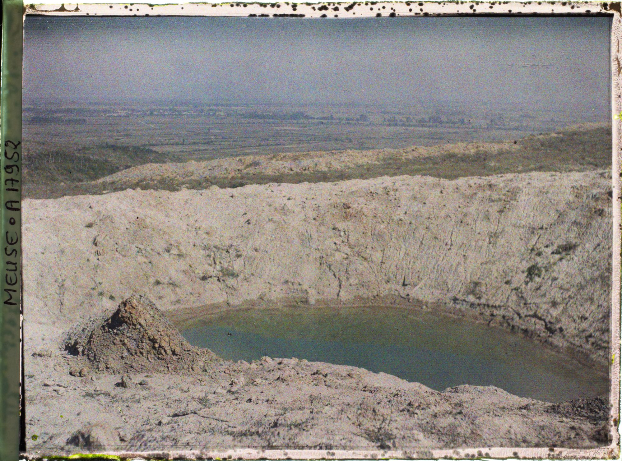 Image représentant France, Sur la Crête des Eparges, Panorama de la Woëvre, au fond le village de Fresnes, au 1er plan, trou de mine