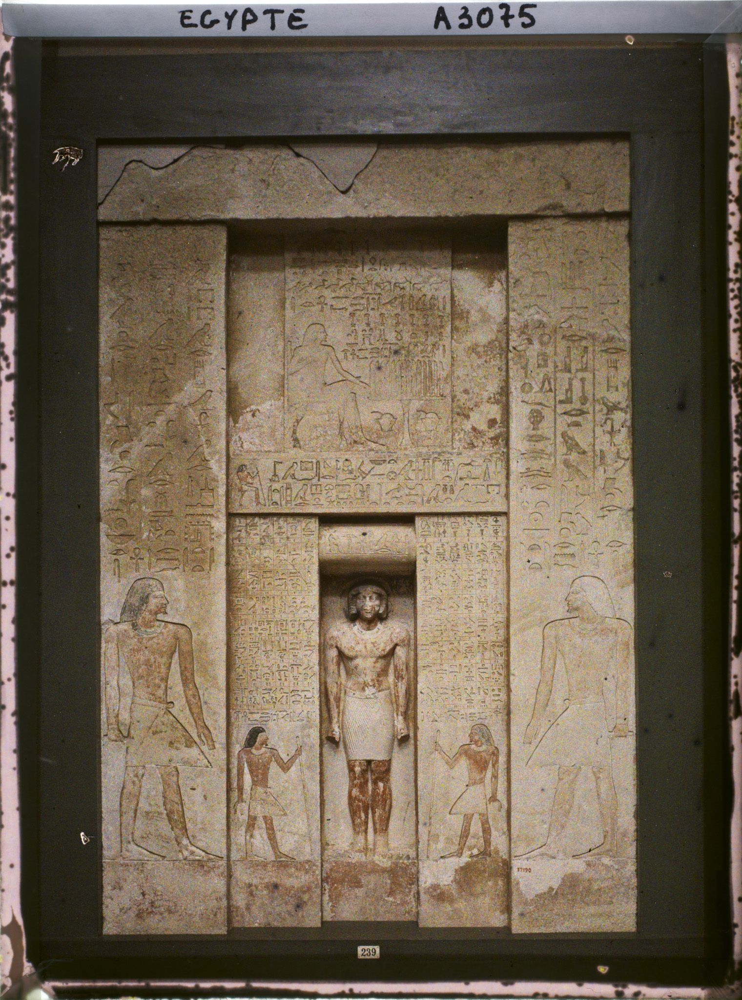 Image représentant Stèle de Itéti entouré de ses deux fils au musée égyptien