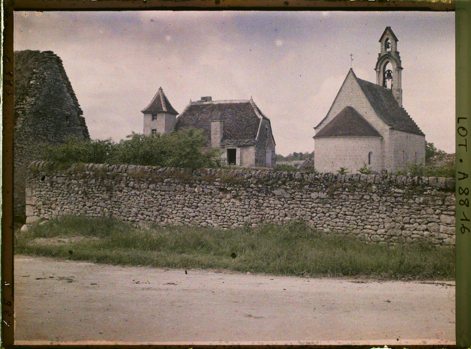 Image représentant France, Roc-Amadour, L'hospitalet : l'Eglise et la vieille maison au pigeonnier
