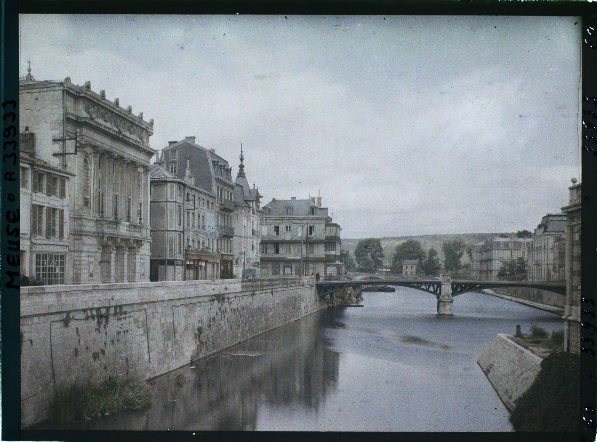 Image représentant France, Verdun, La Meuse et le Pont du Théâtre vu vers l'aval, à gauche le Théâtre
