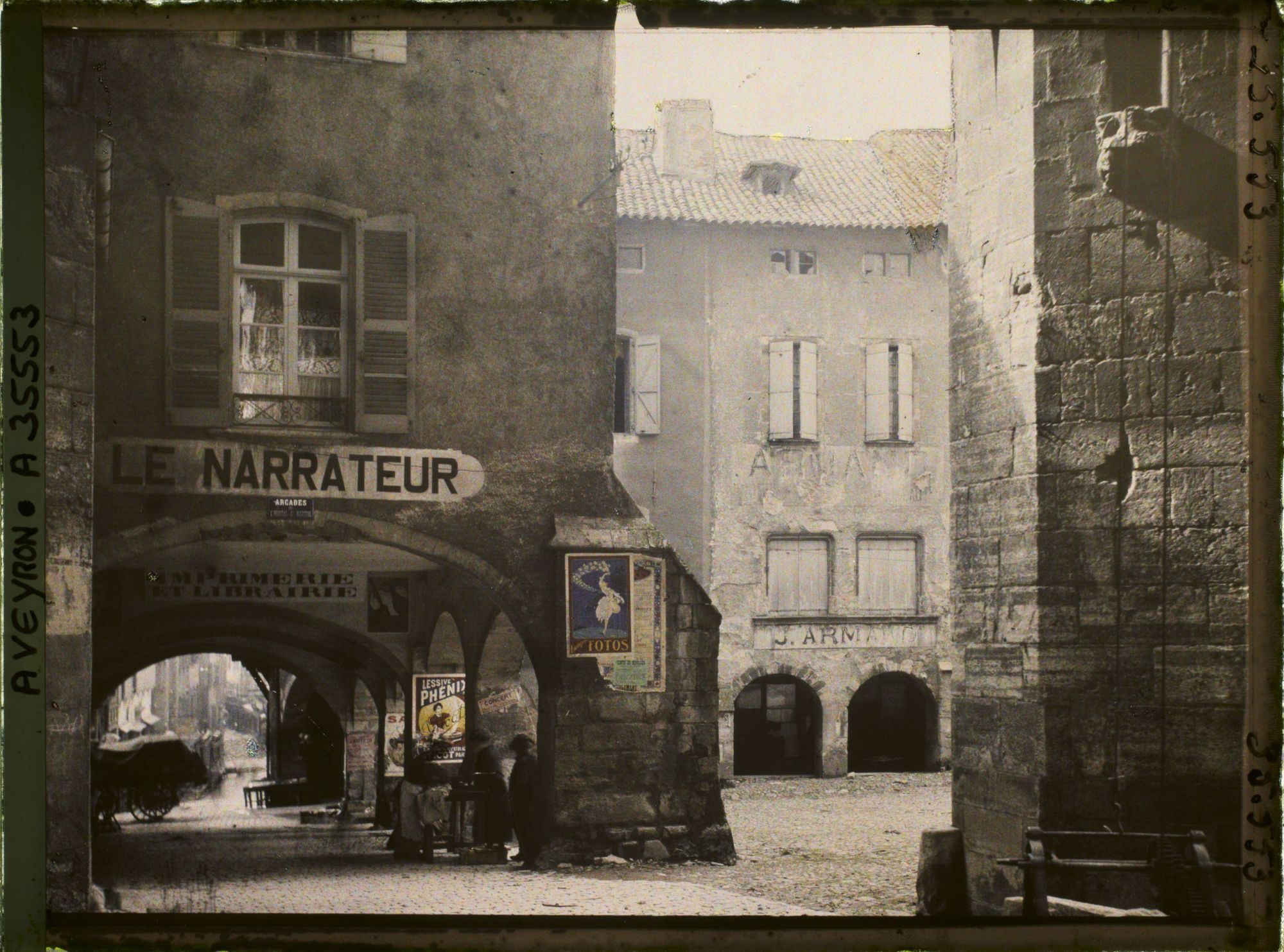 Image représentant La librairie-imprimerie Le Narrateur sur la place Notre-Dame, et les arcades de l'Hôpital Saint-Martial