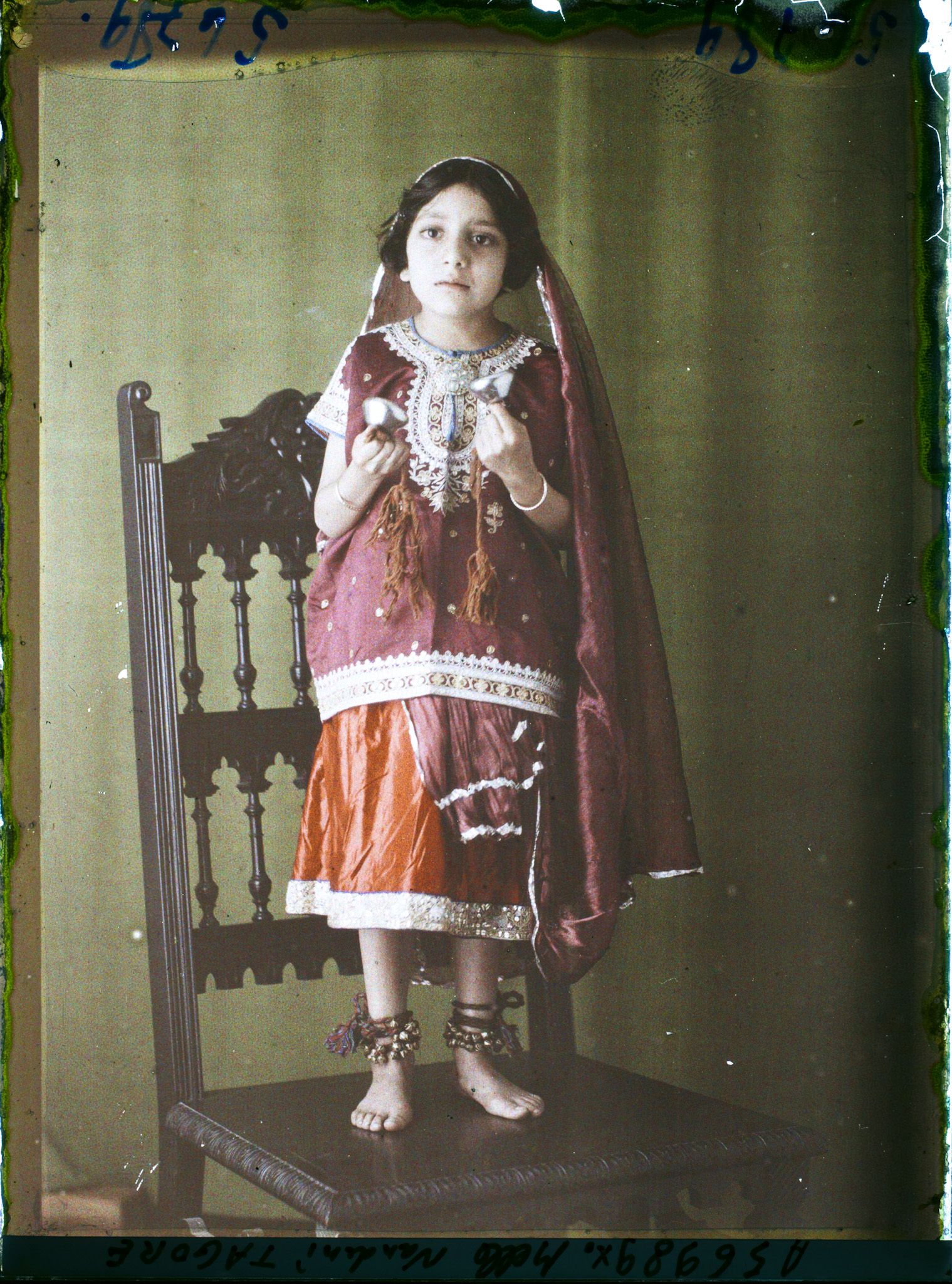 Image représentant https://musee-albert-kahn.s-museum.fr/home/NWQ2OTAwYzNmYjZlZTk1ZWQwODJmMjY4L2dlbmVyaWMtbm90aWNlLXRhYi9hdXRob3JpdHkvNjE3YTc5ZjVjZjhiODk2OGIzMzM3ZDIx/5d6900c3fb6ee95ed082f268/generic-notice-tab/authority/617a79ebcf8b8968b333781c Nandini Tagore