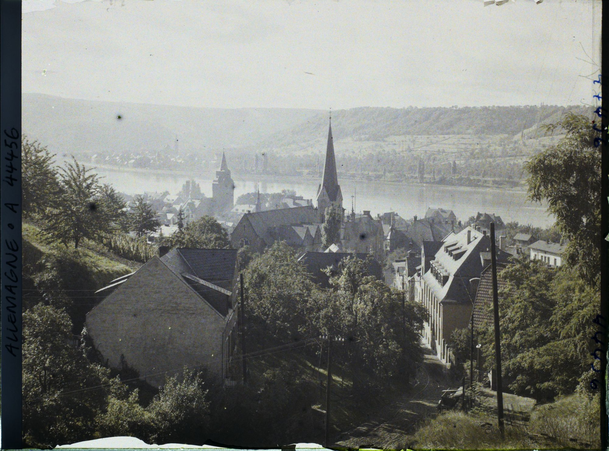 Image représentant Allemagne, Braubach, Contre jour s/ le Village et le Rhin.