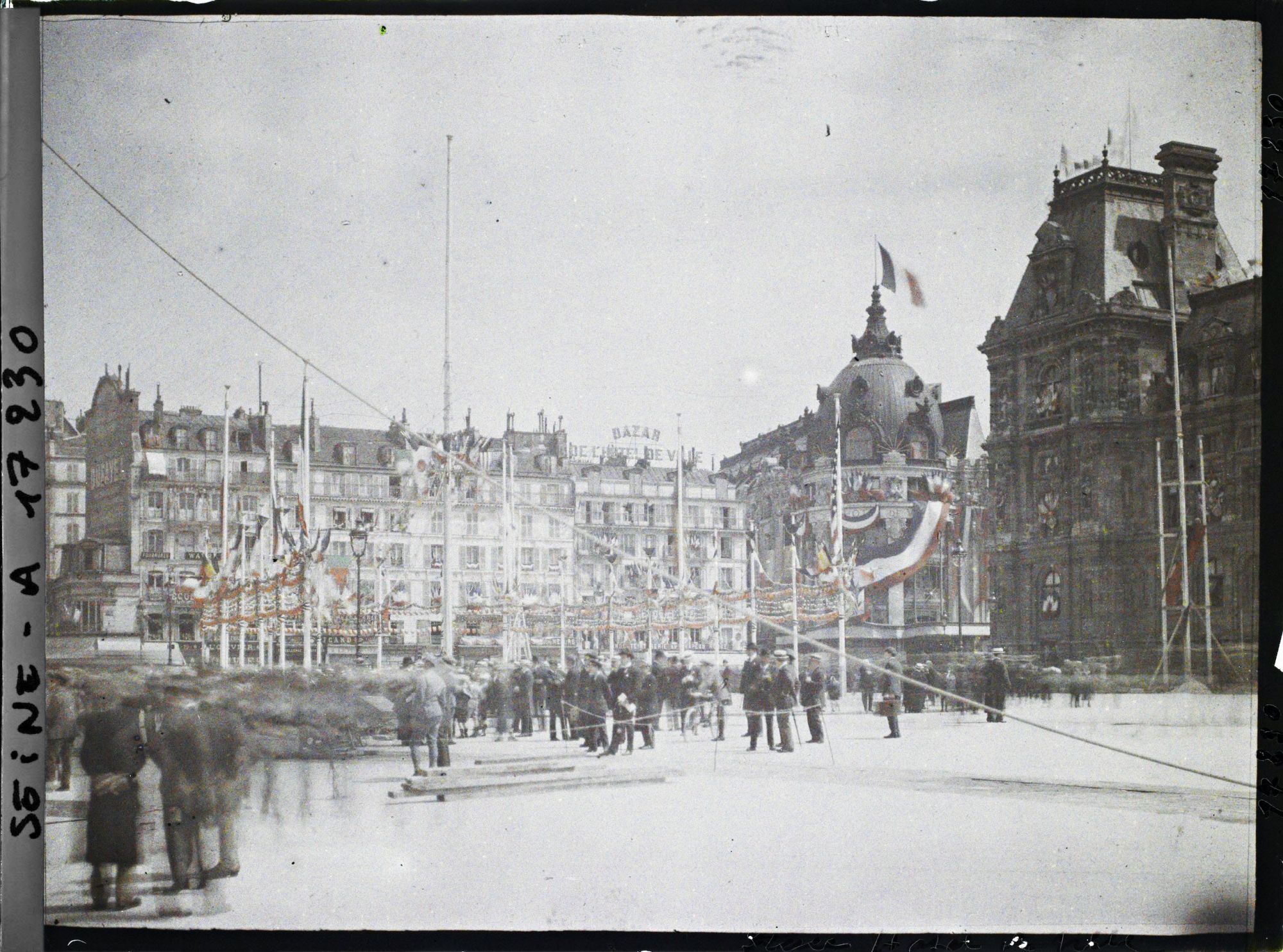 Image représentant Les fêtes de la Victoire des 13 et 14 juillet place de l'Hôtel de Ville