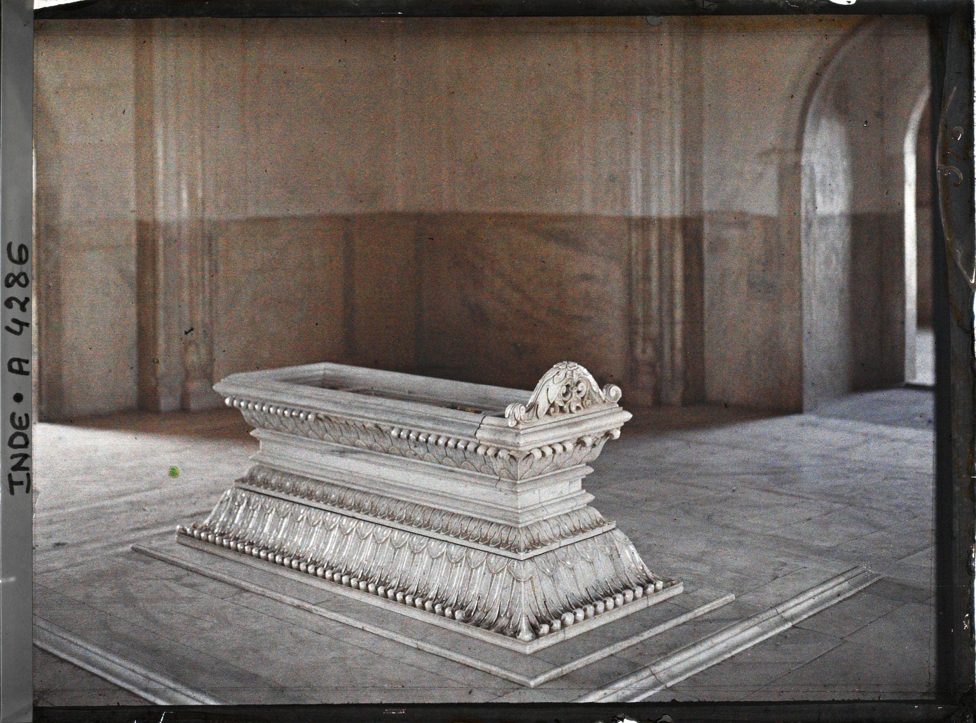 Image représentant Le sarcophage de Safdar Jung à l'intérieur du mausolée