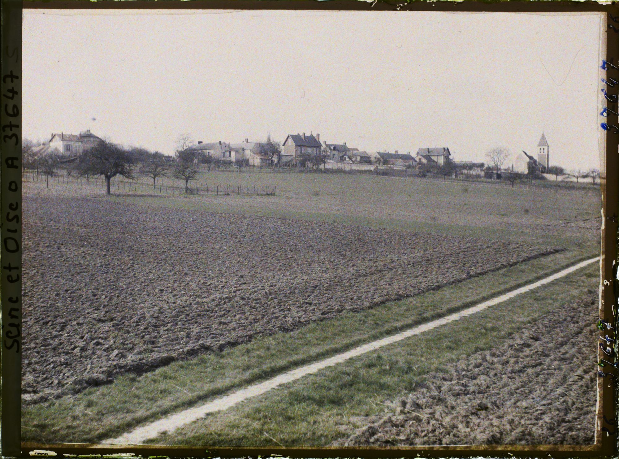 Image représentant France, Les Clayes, Vue d'ensemble du Village