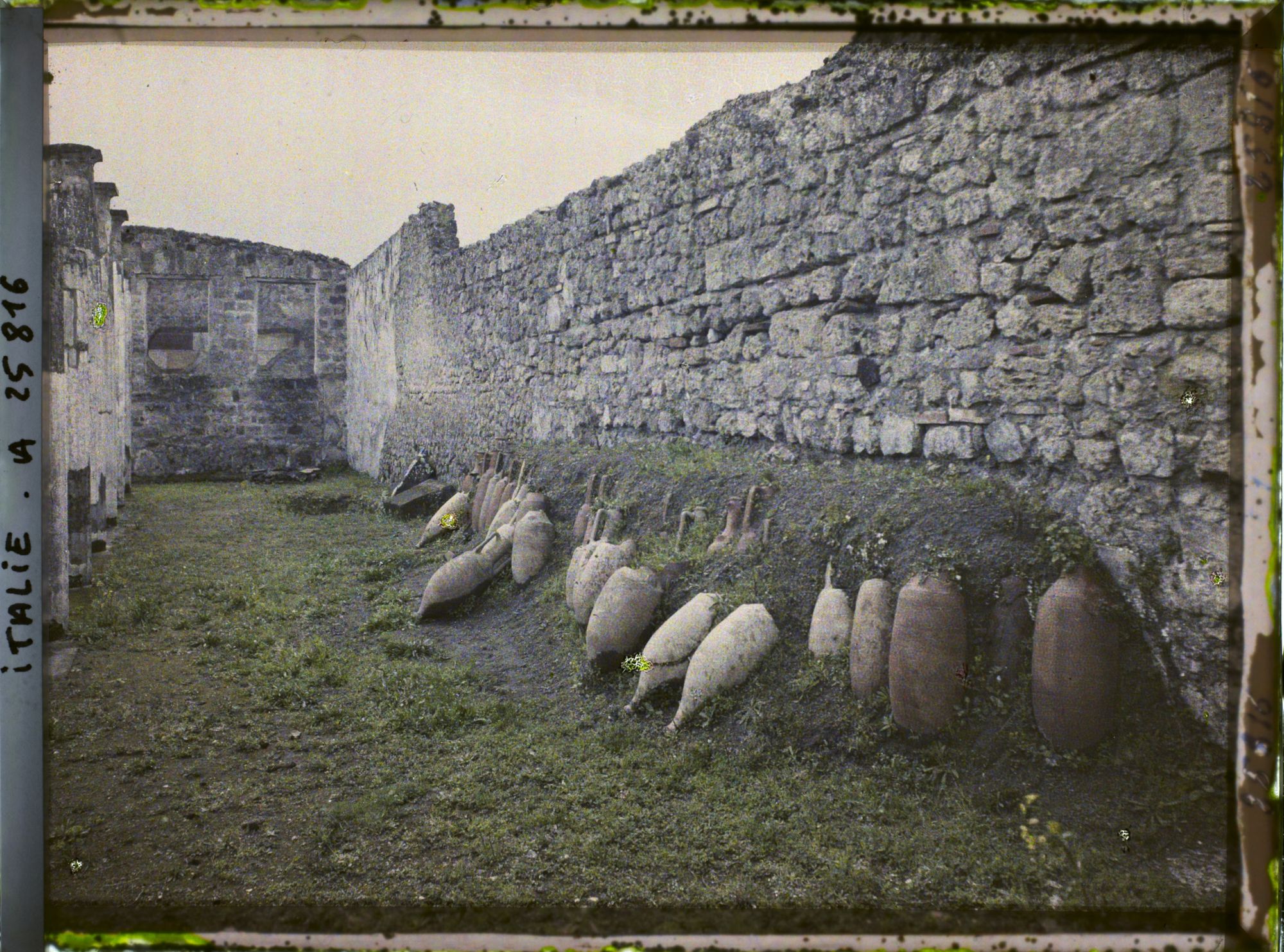 Image représentant Vases en grès et amphores dans la maison du Faune sur la gauche