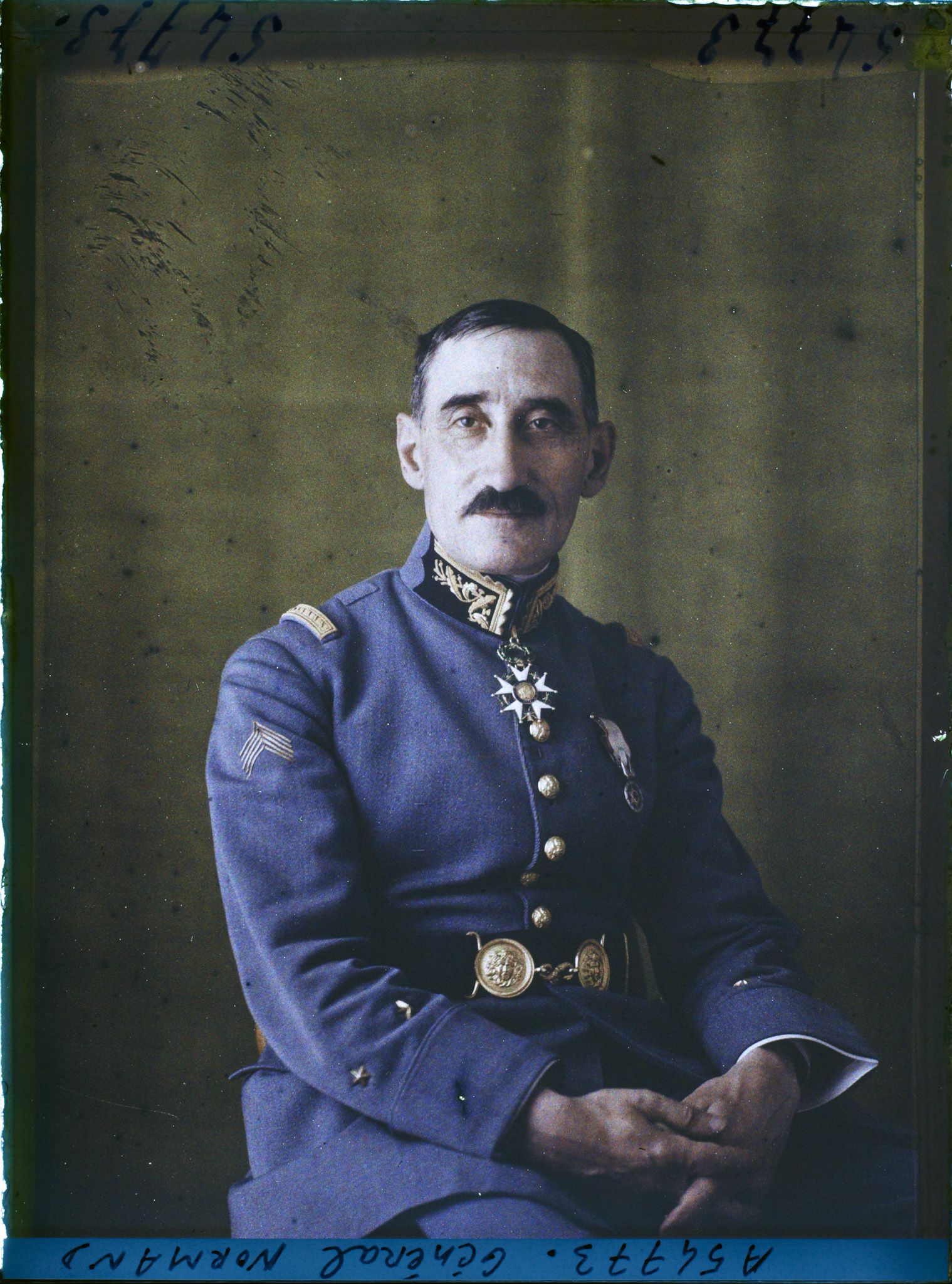 Image représentant https://musee-albert-kahn.s-museum.fr/home/NWQ2OTAwYzNmYjZlZTk1ZWQwODJmMjY4L2dlbmVyaWMtbm90aWNlLXRhYi9hdXRob3JpdHkvNjE3YTc5ZjVjZjhiODk2OGIzMzM3ZDIx/5d6900c3fb6ee95ed082f268/generic-notice-tab/authority/617a79ebcf8b8968b33374ce Le Général Robert Normand