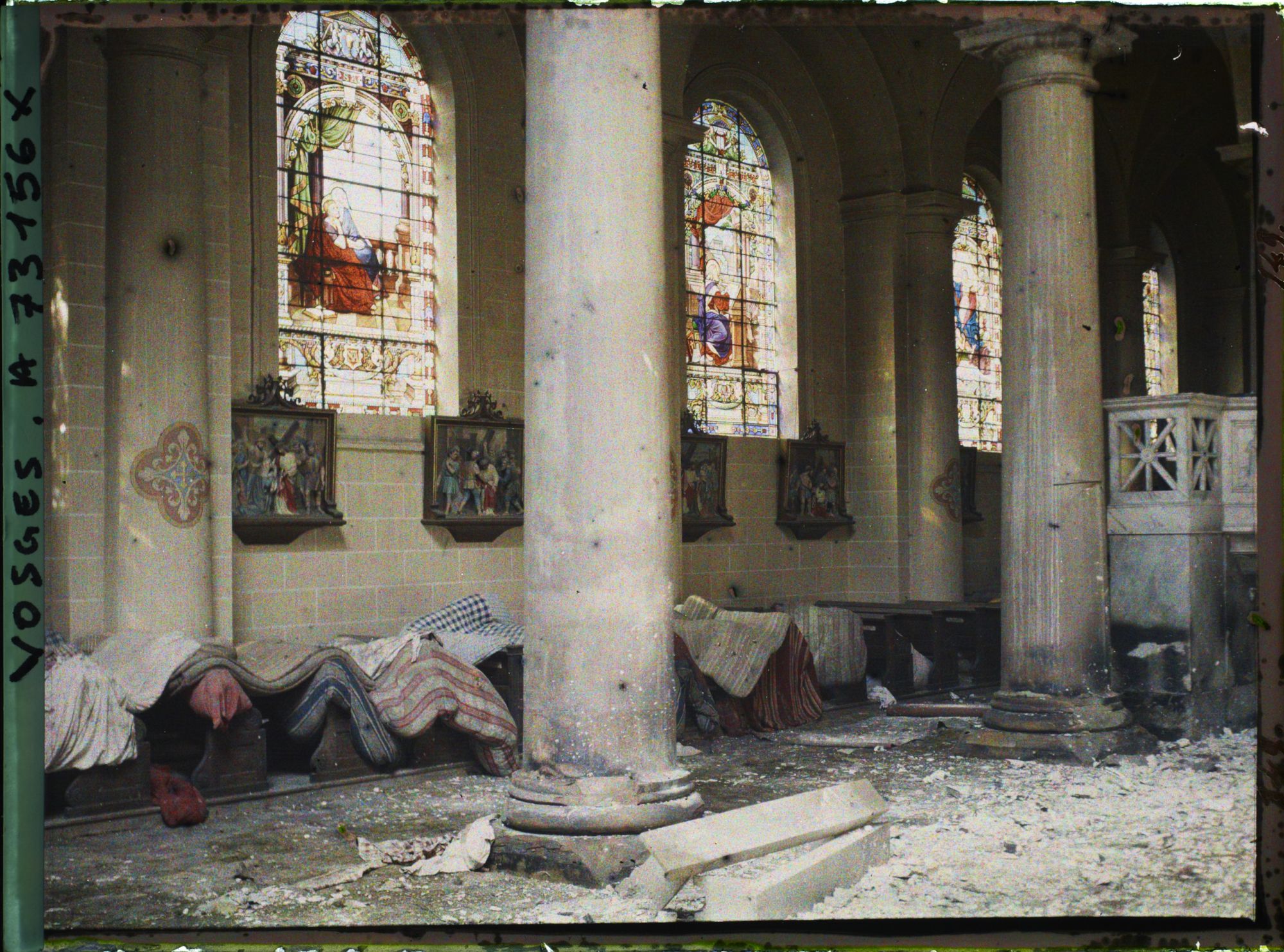 Image représentant Vitraux et matelas de la nef gauche de l'église