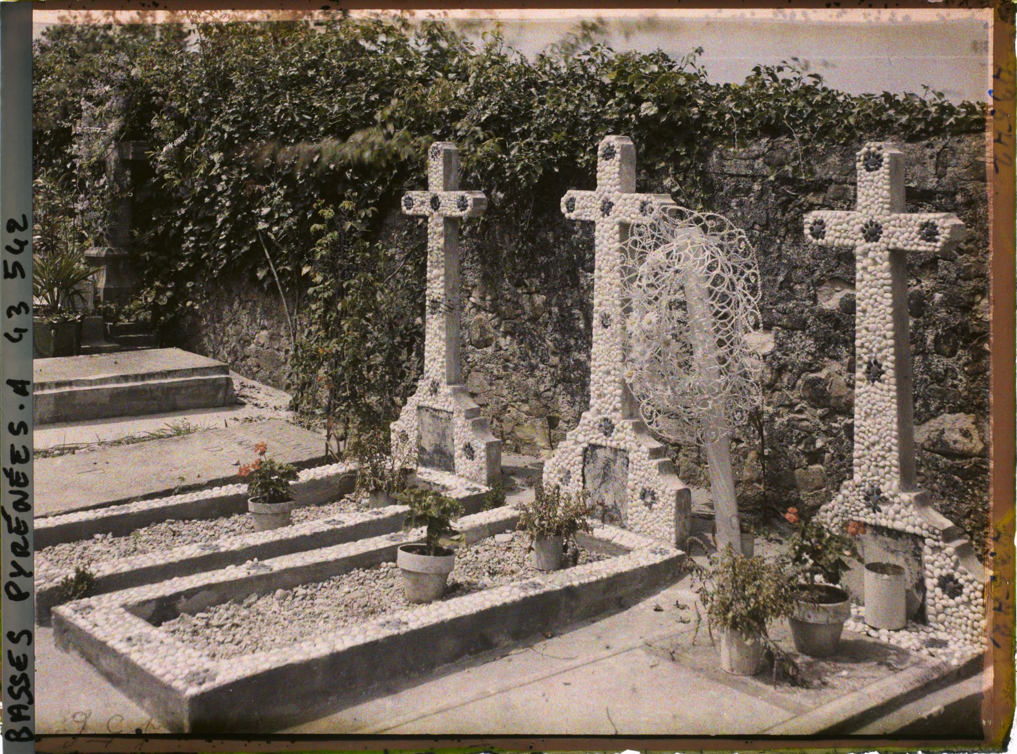Image représentant France, Ascain, Dans le Cimetière : tombes caractéristiques en petits cailloux cimentés