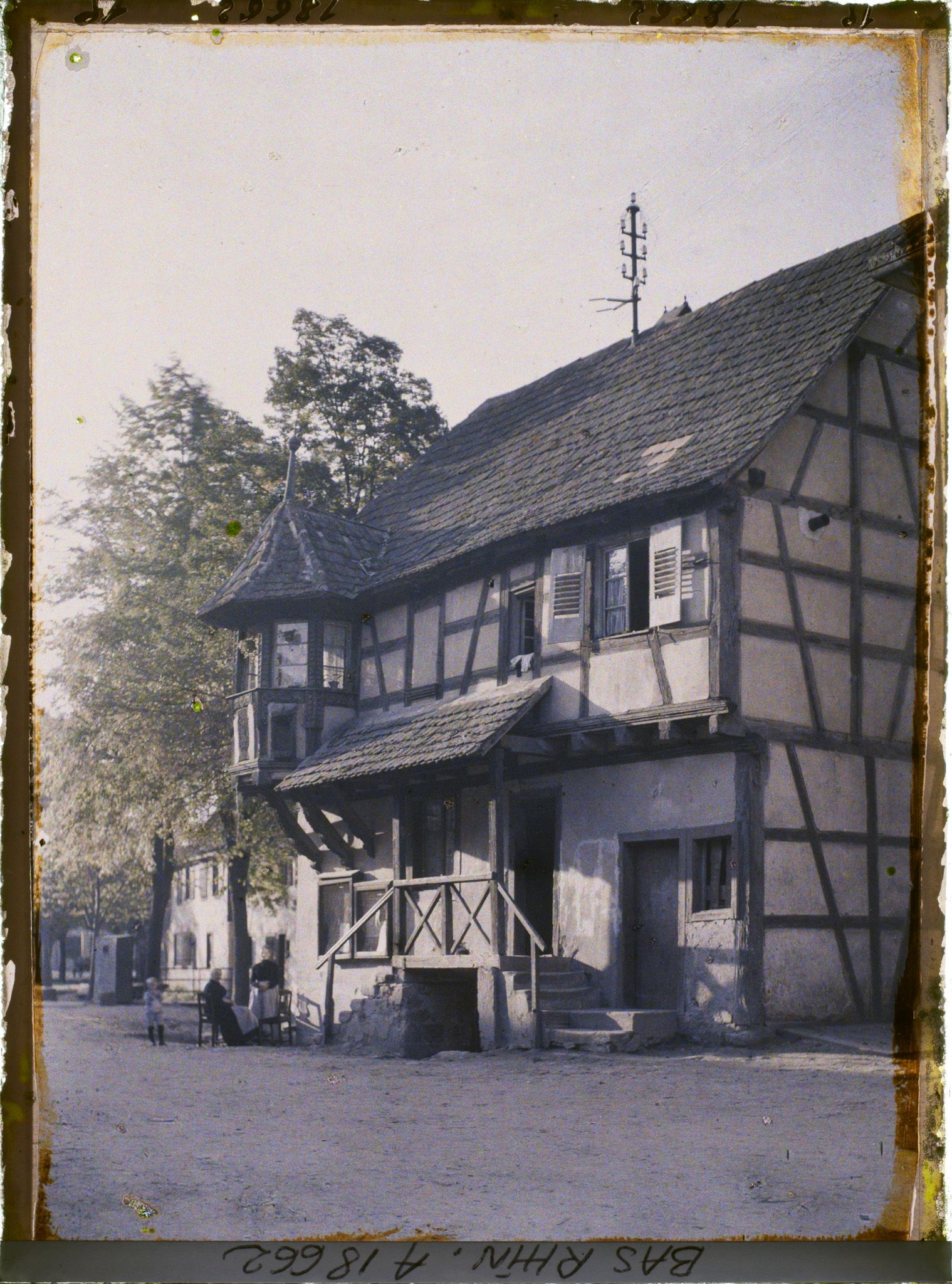 Image représentant France, Scherwiller, Maison à tourelles à montants de bois (maison de la Police)