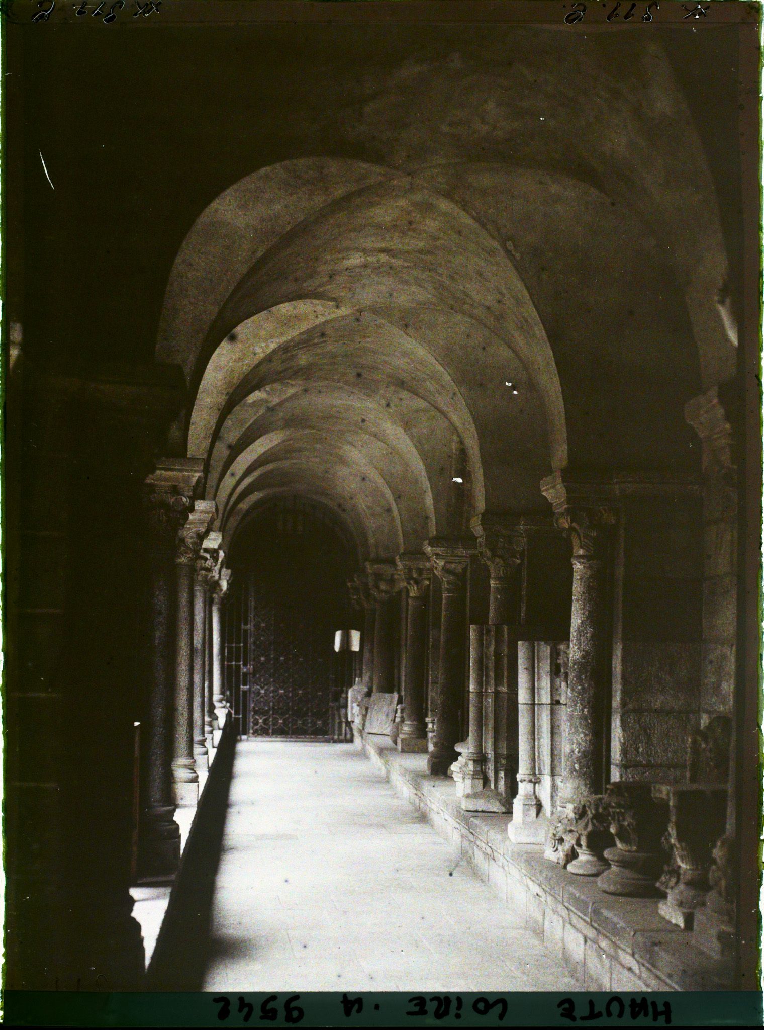 Image représentant La galerie occidentale du cloître de la cathédrale Notre-Dame-de-l'Annonciation