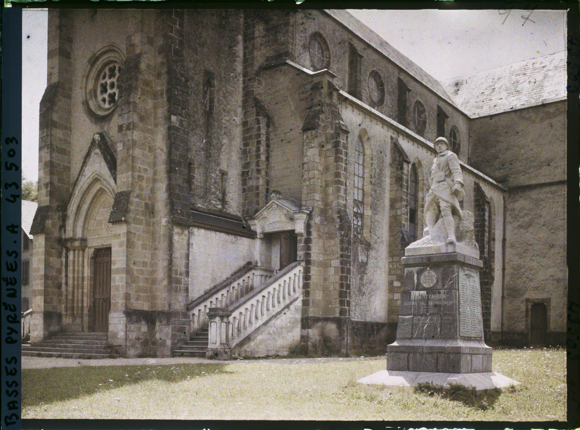 Image représentant France, Ustaritz, L'entrée de l'Eglise et le Monument aux morts : l'escalier conduisant aux galeries des hommes