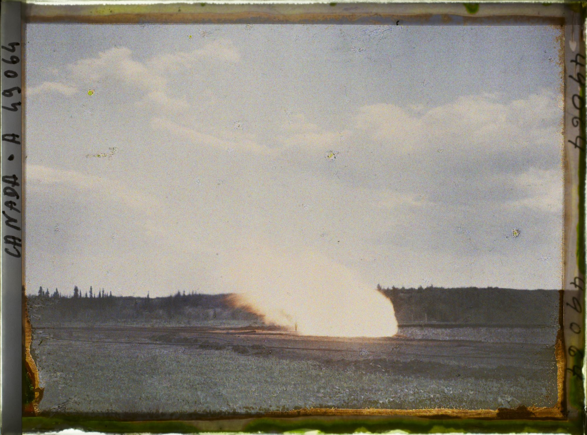 Image représentant Canada, Foot Hills Turner Valley, Puits Royalite 4, flamme du gaz en trop, qui est brûlé