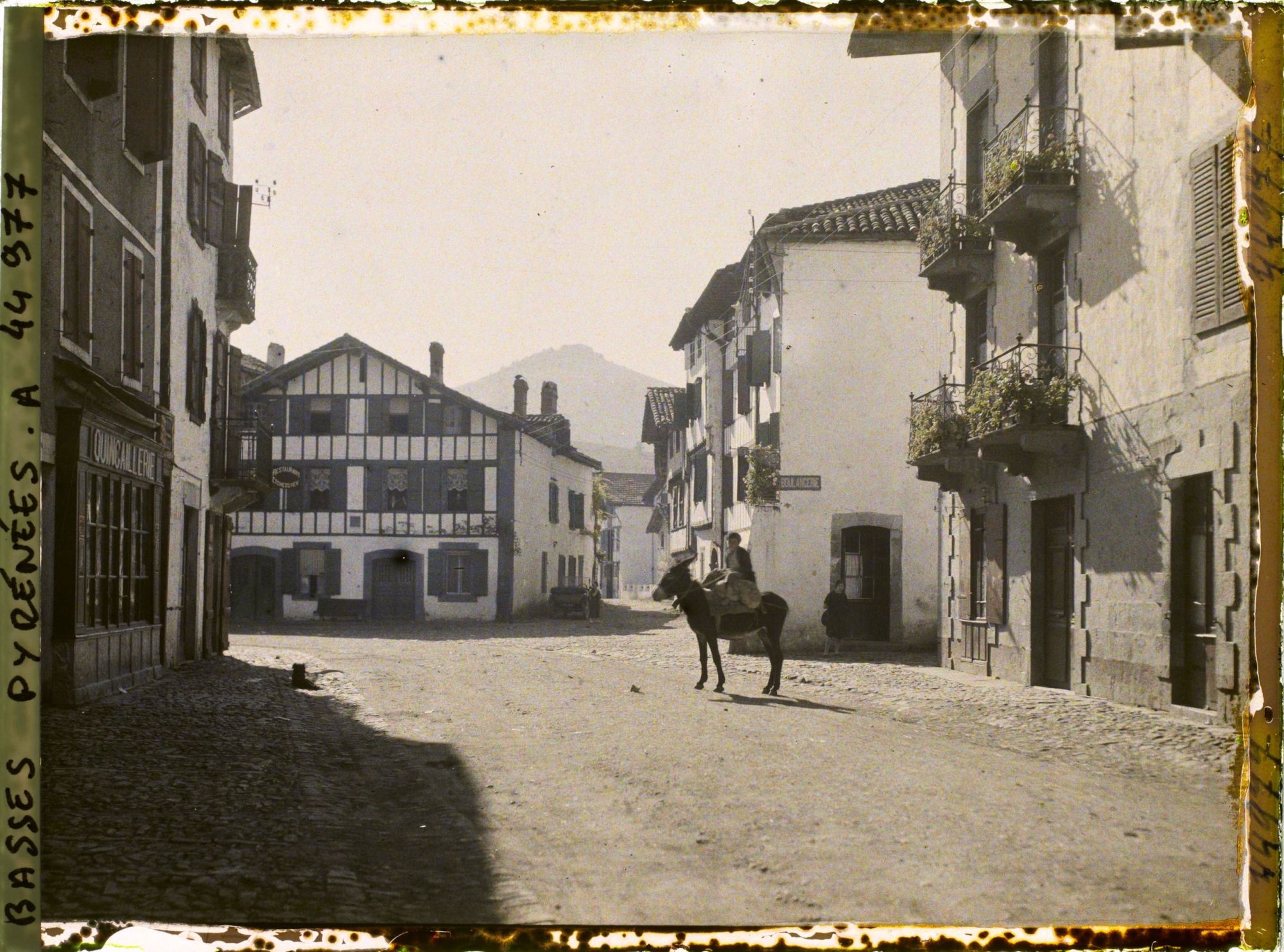 Image représentant France, Espelette, Dans le Village (Le Mondarrain au fond - âne monté à droite)