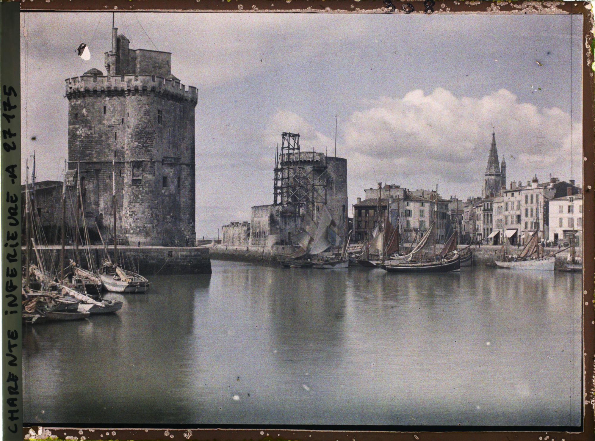 Image représentant Les tours Saint-Nicolas et de la Lanterne