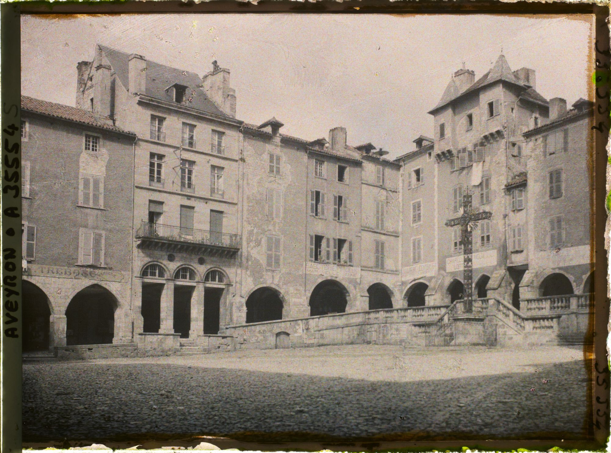 Image représentant La place Notre-Dame, avec la Maison Pomairols (ou maison du Président Raynal) au second plan