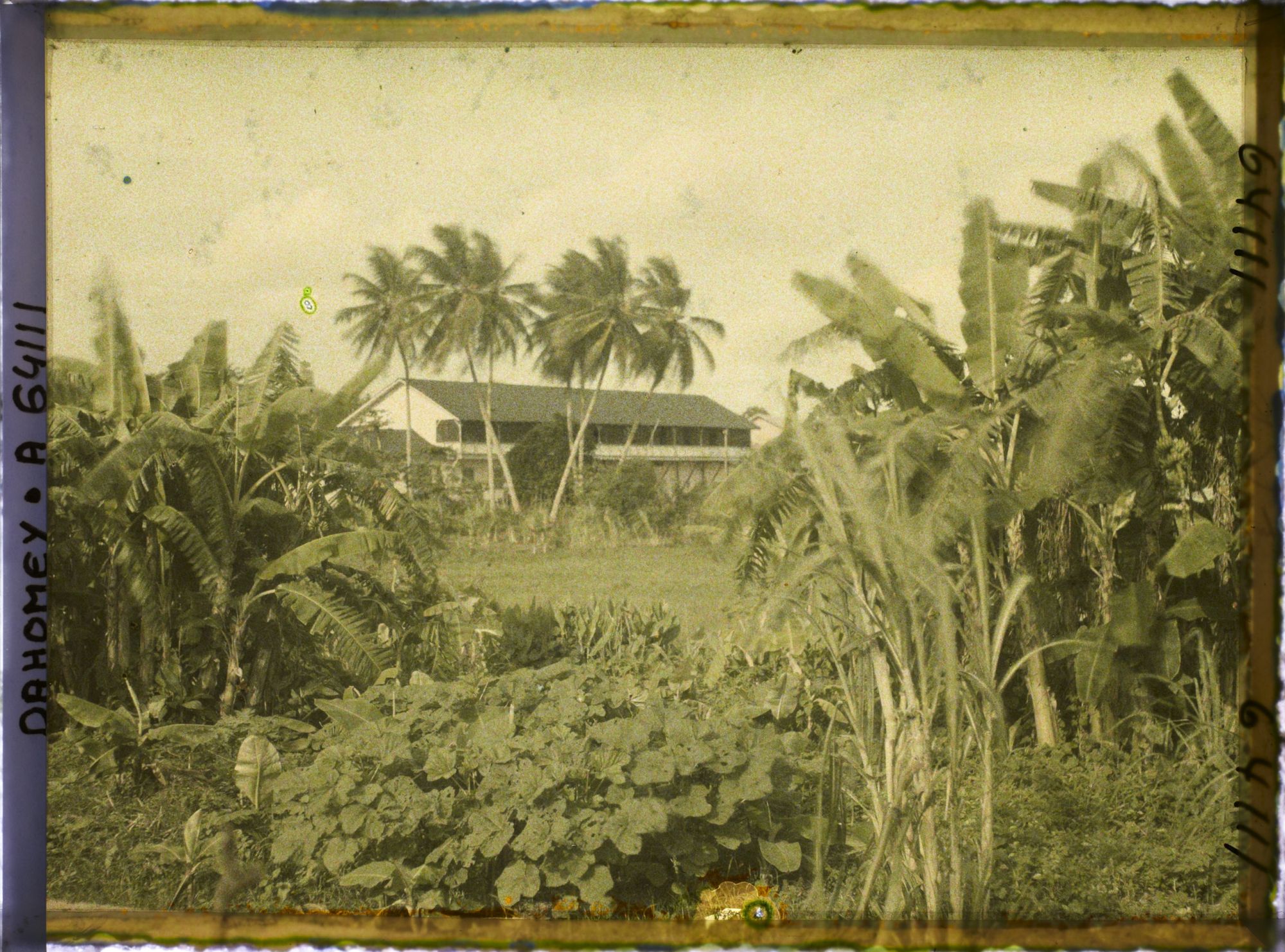 Image représentant Paysage vers la lagune, vue sur un bâtiment de la mission catholique (?)