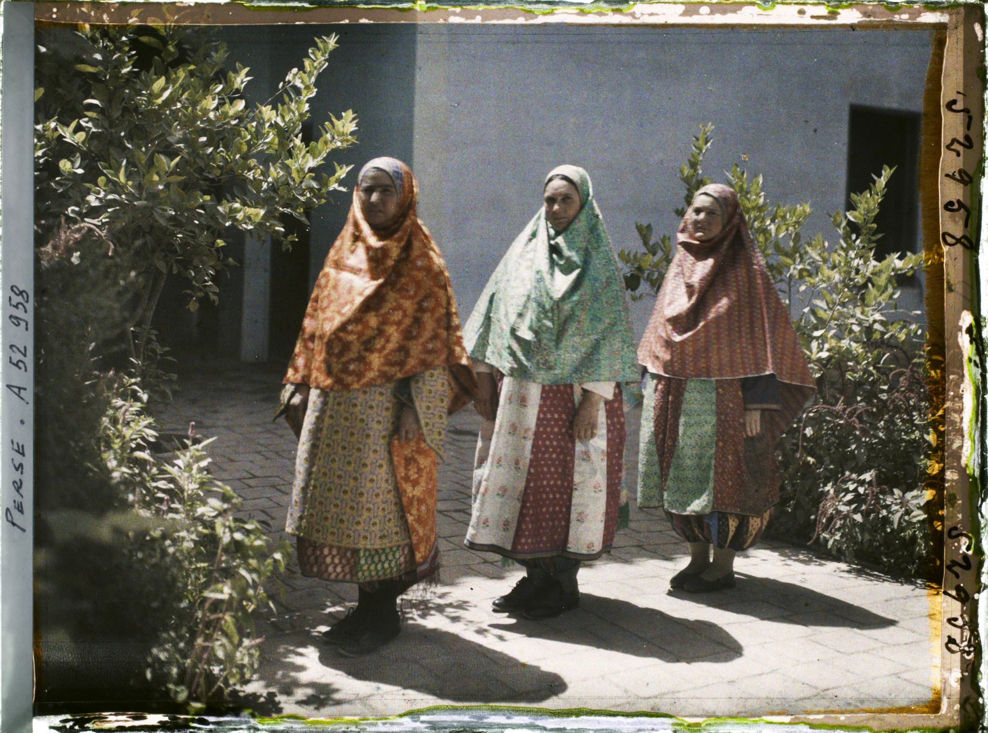 Image représentant Femmes guèbres en costume (traditionnels de profil, moderne de face)