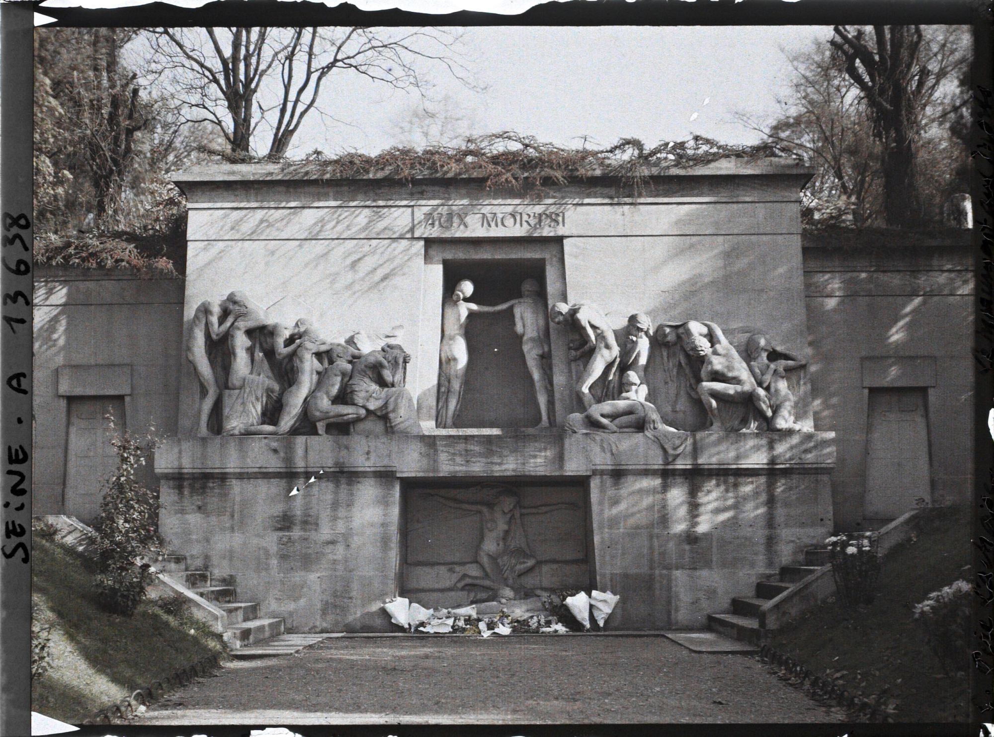 Image représentant Le monument aux morts du cimetière du Père-Lachaise, d'Albert Bartholomé