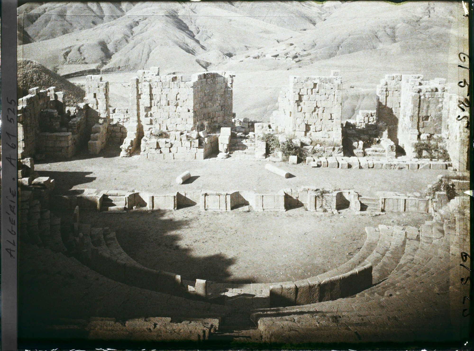 Image représentant Le Théâtre, vestiges de de la cité antique Cuicul
