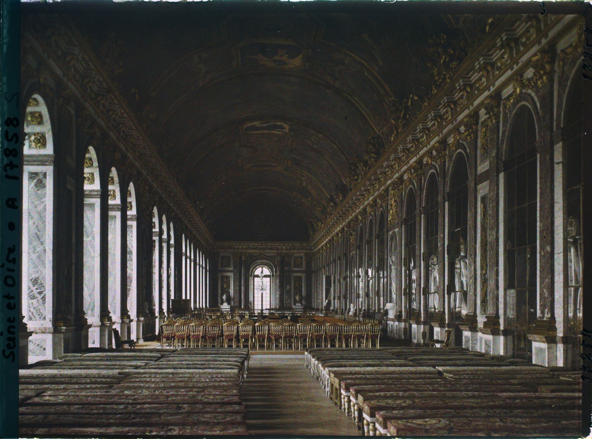 Image représentant France, Versailles, La Galerie des Glaces : au Palais de Versailles, le lendemain de la Signature de la Paix 30 juin 1919