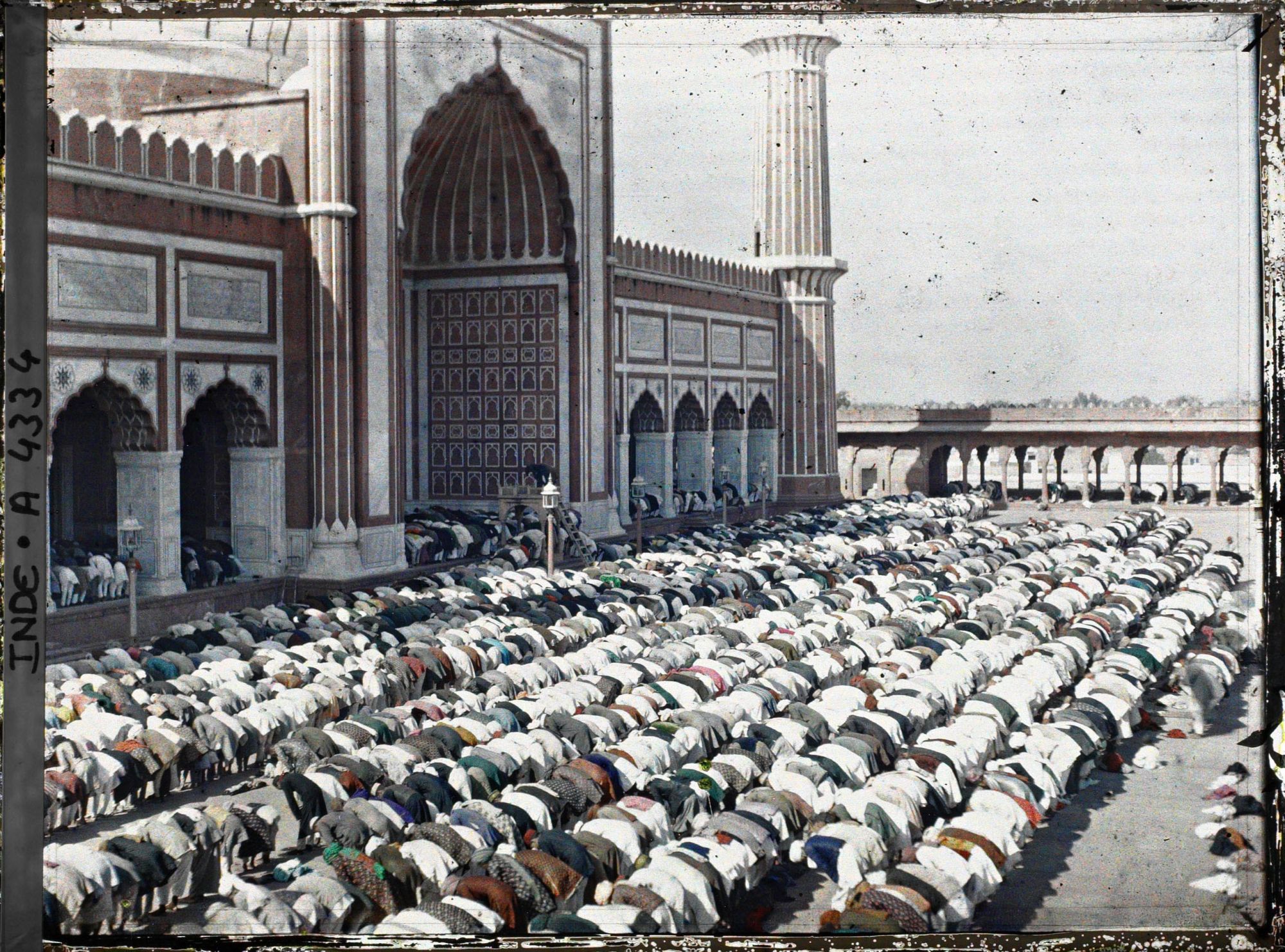 Image représentant La prière du vendredi dans la cour de la Grande Mosquée (Jama Masjid)