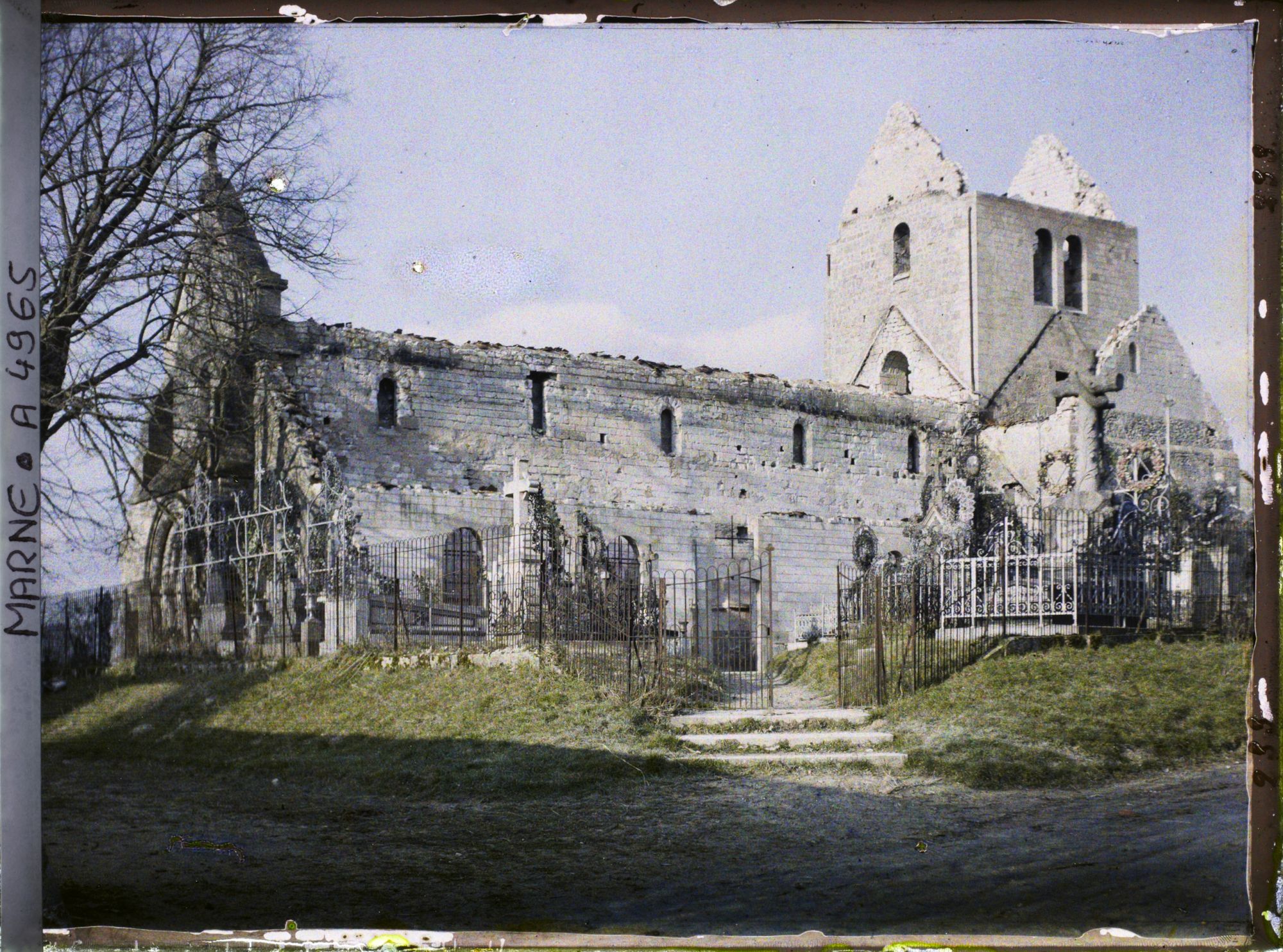 Image représentant L'église Saint-Denis après les bombardements du 7 février