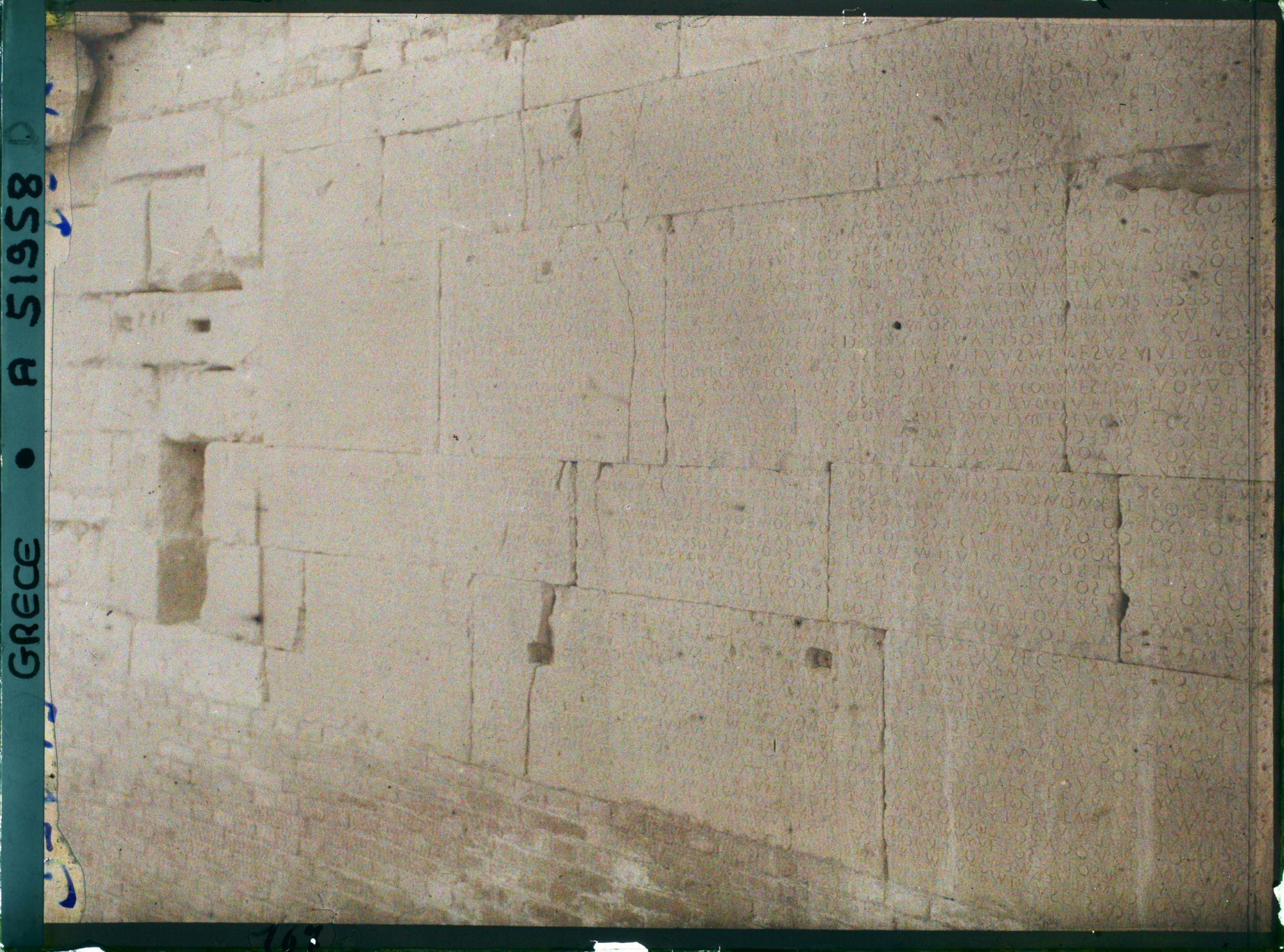 Image représentant Les lois de Gortyne (Ve s av. J.C) gravées sur des ruines de l'Odéon romain