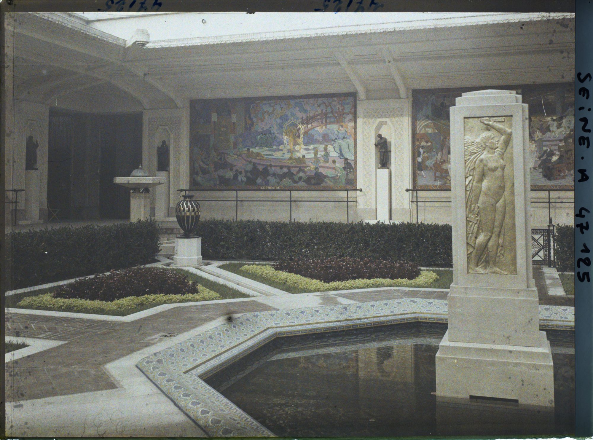 Image représentant L'Exposition des arts décoratifs, Cour des métiers, sur l'esplanade des Invalides, Charles Plumet, Panneaux de Rapin, Marret et Guillonnet